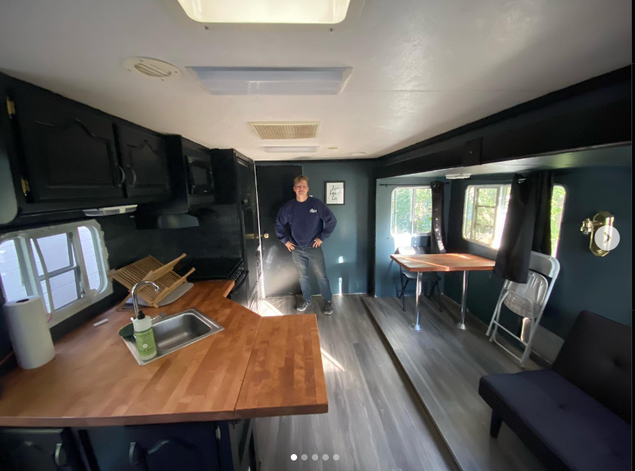 La caravane de camping remise à neuf de Garrison Brown, tirée d'un post daté du 6 juin 2021 | Source : Instagram/robertthebrown