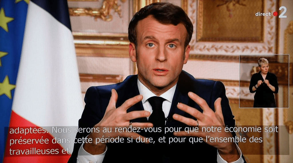Le président Français Emmanuel Macron est vu sur un écran de télévision alors qu'il parle lors d'un discours télévisé à la nation sur l'épidémie de COVID-19, causée par le nouveau coronavirus, le 16 mars 2020, à Paris.  | Photo : Getty Images