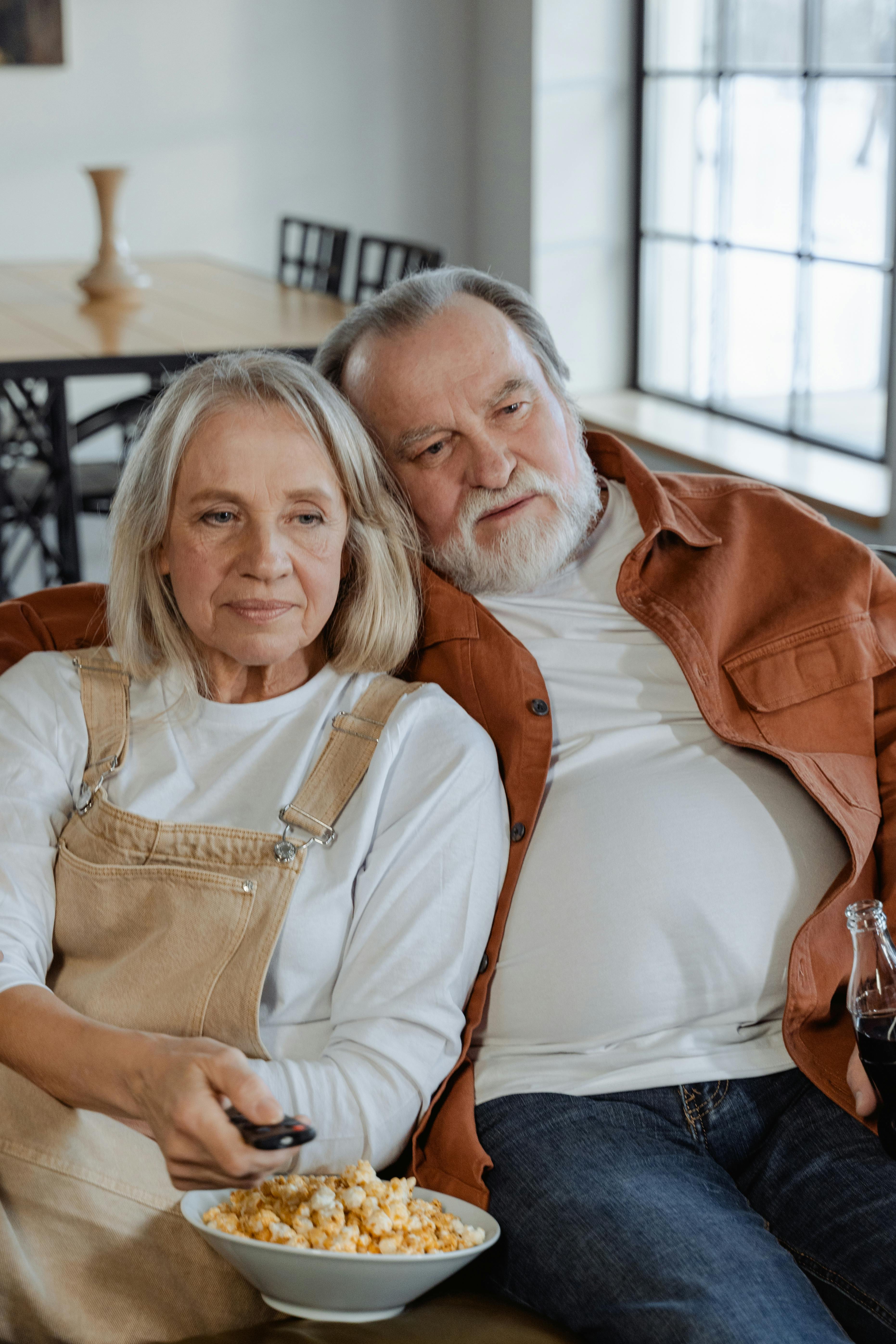 Un couple de personnes âgées regardant la télévision | Source : Pexels