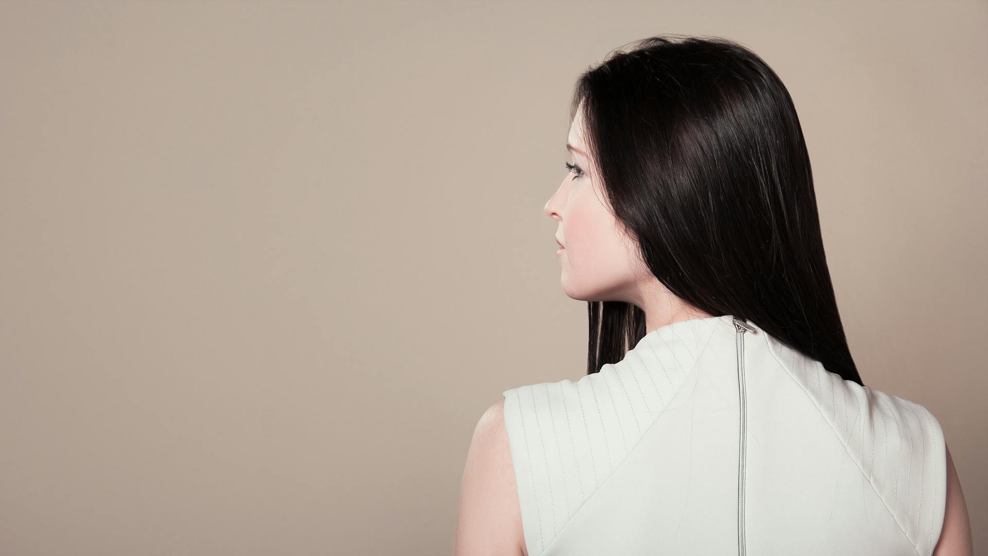 Une femme qui jette un coup d'œil par-dessus son épaule | Source : Pexels