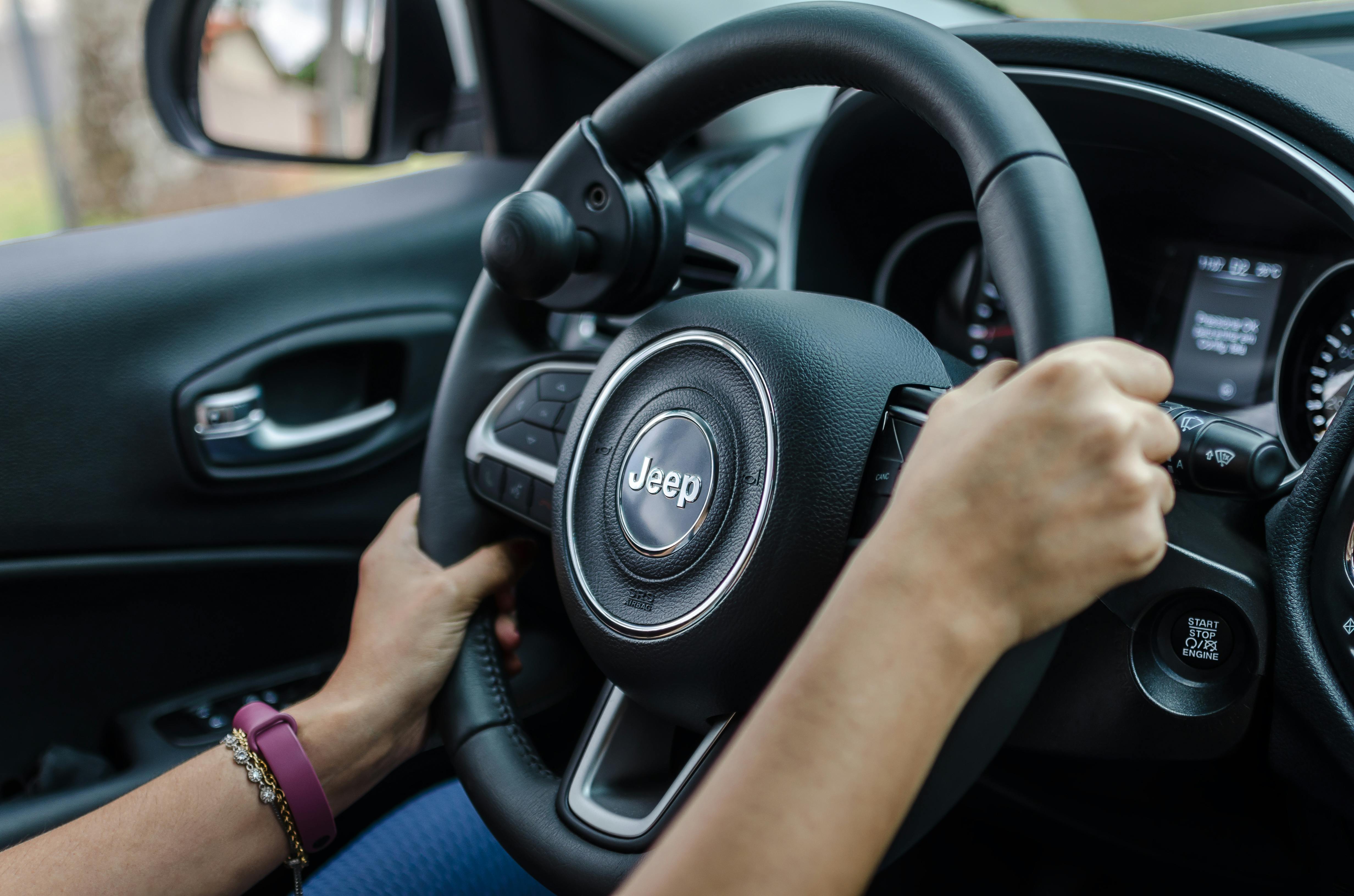 Les mains agrippées au volant | Source : Pexels