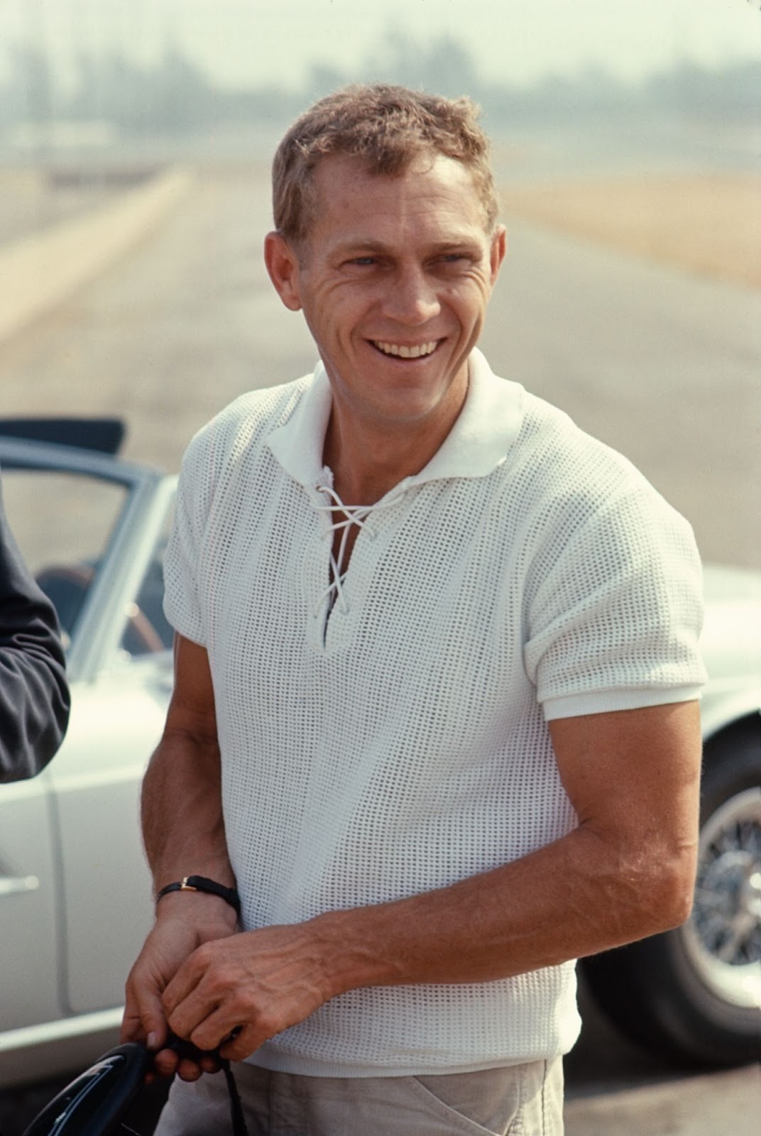 Steve McQueen photographié au Riverside Raceway en juin 1966, à Riverside, en Californie. | Source : Getty Images