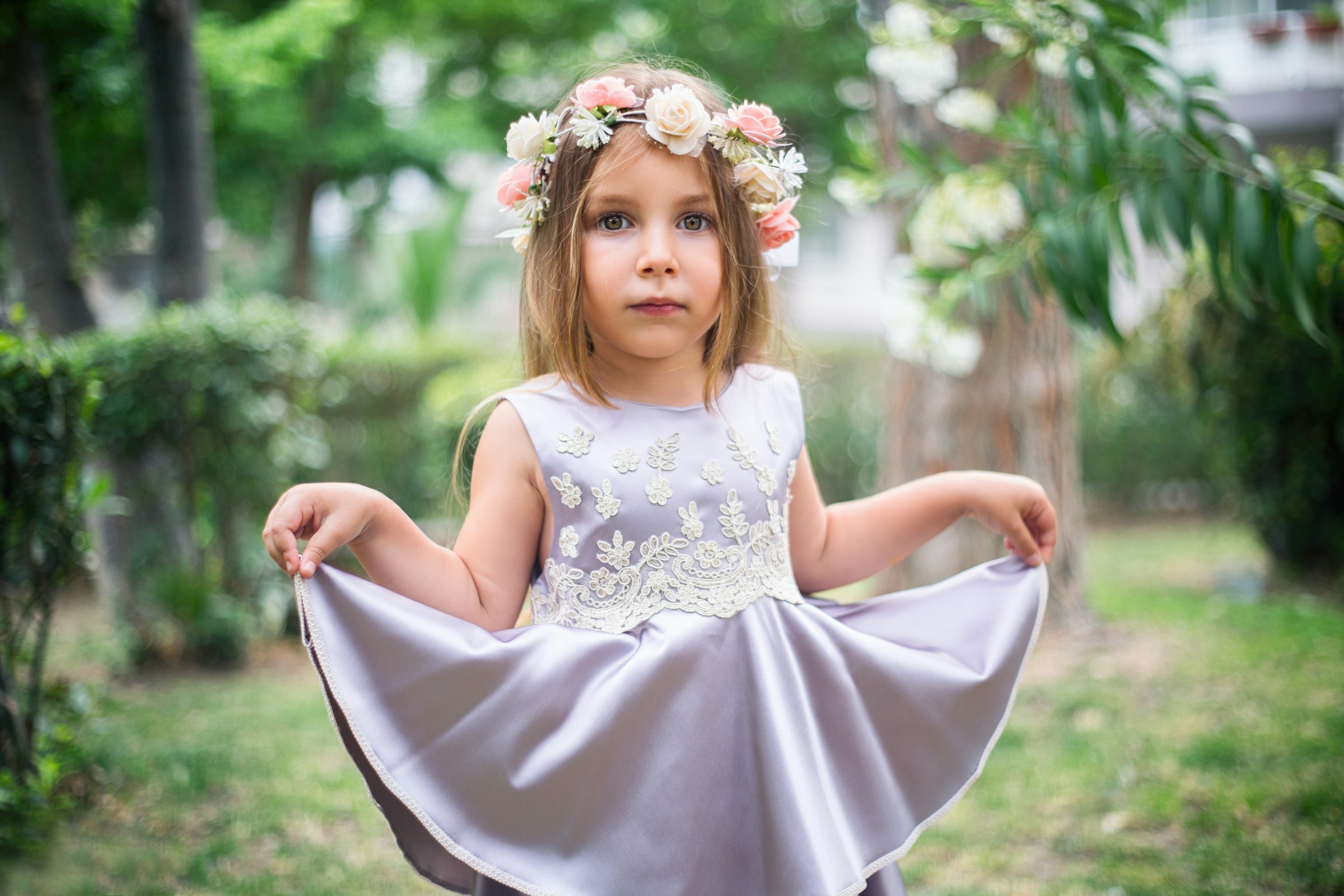 Petite fille habillée en bouquetière | Source : Unsplash