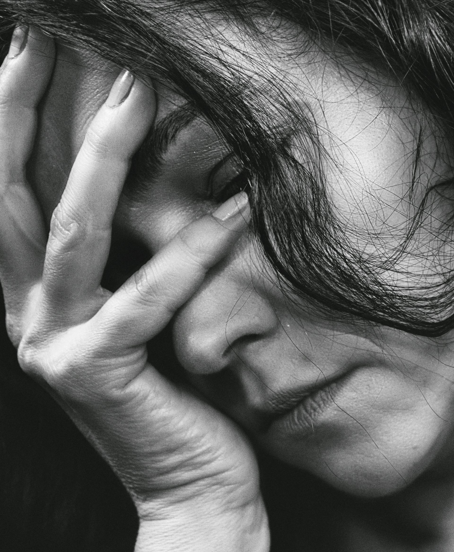 Une femme inquiète qui repose sa tête dans une main | Source : Pexels
