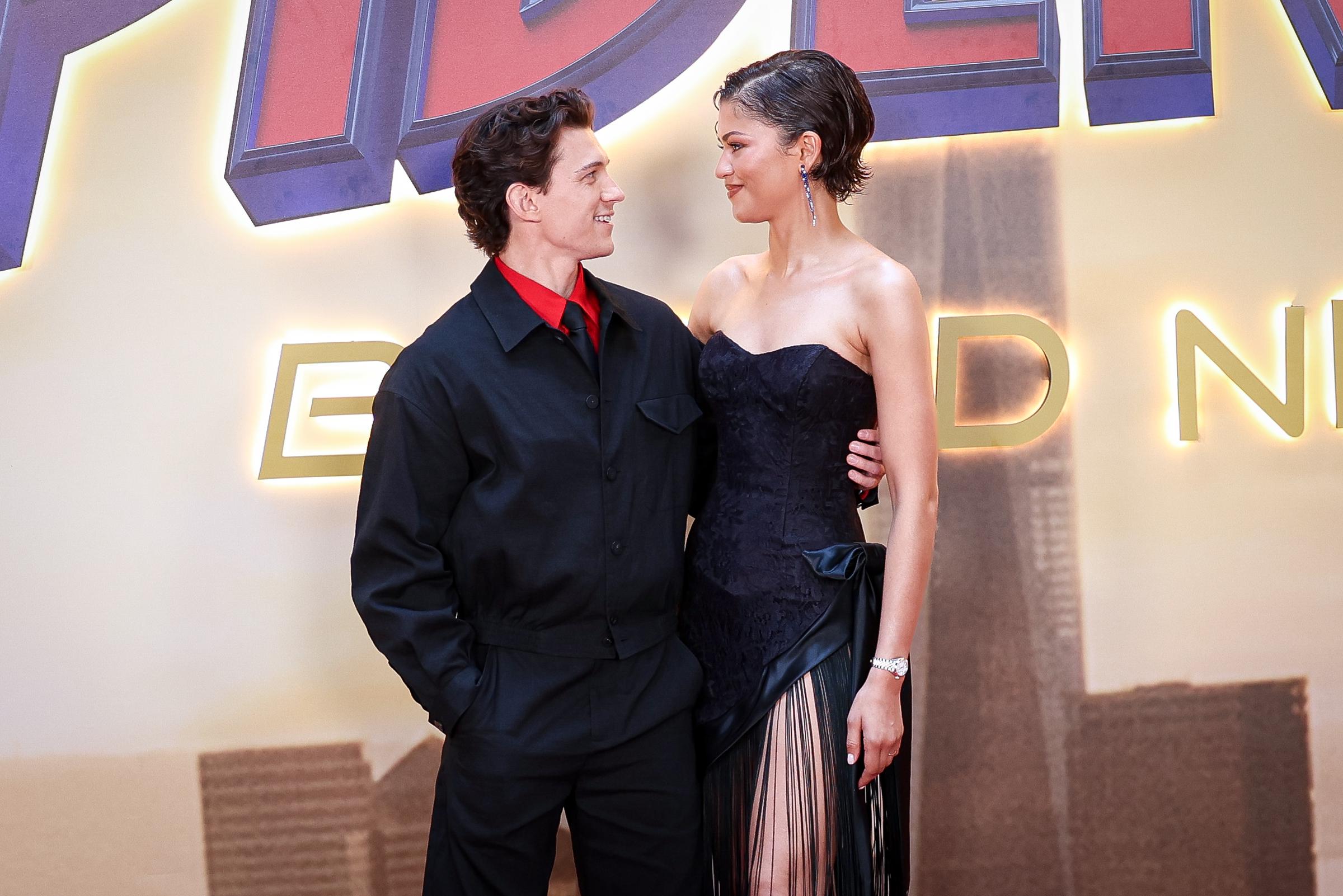 Mais certains internautes ne se sont pas intéressés aux bagues ; ils ont juste remarqué à quel point Tom Holland et Zendaya avaient l'air heureux ensemble lors de leur première apparition pour le nouveau film. | Source : Getty Images