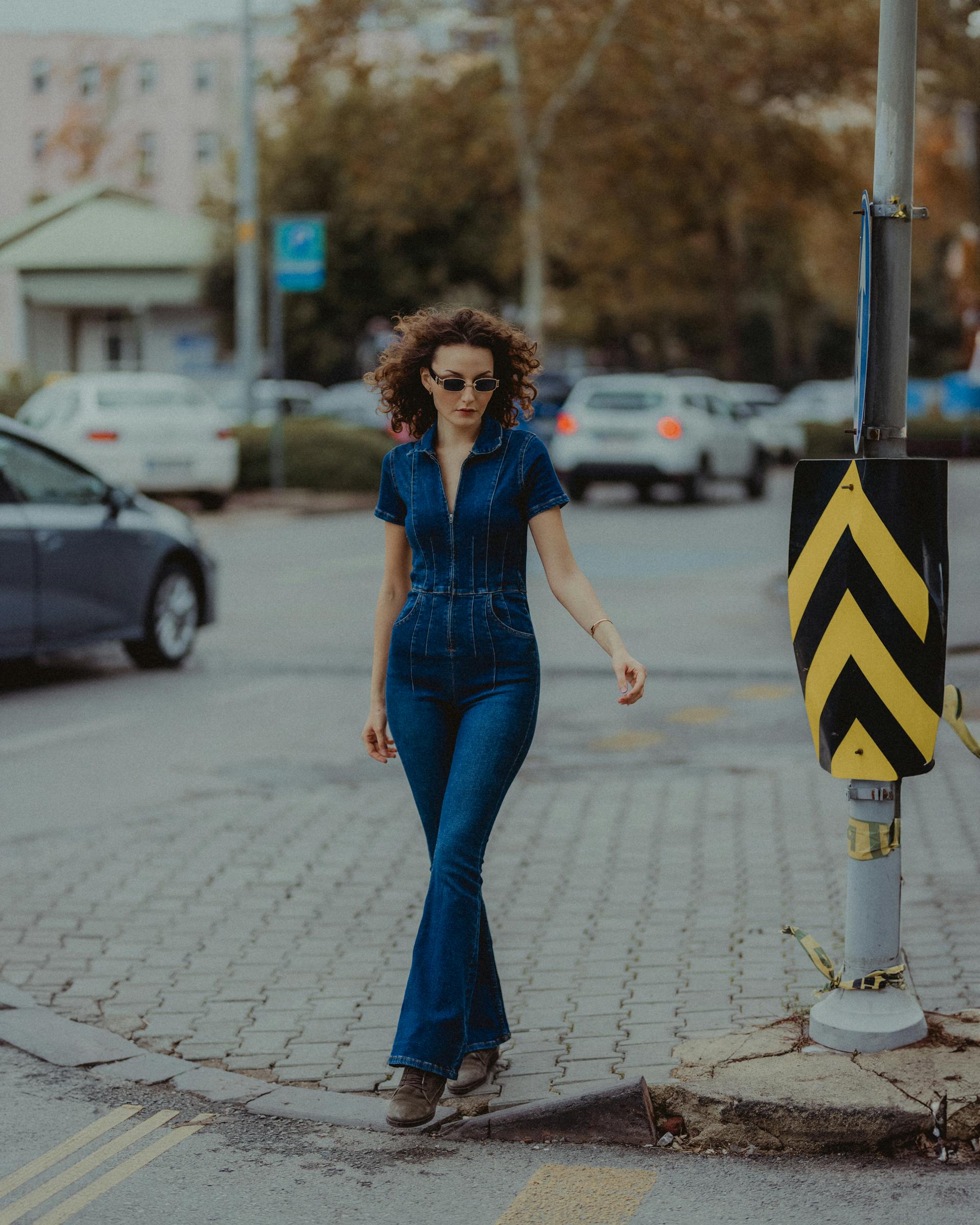 Une femme marchant dans la rue | Source : Pexels