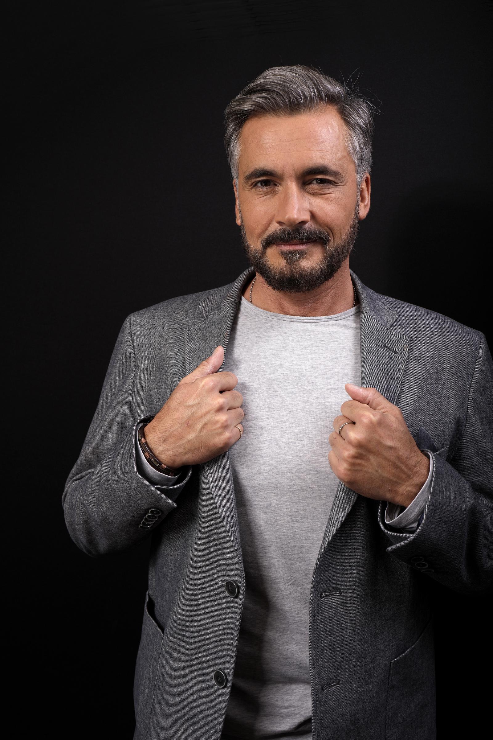 Le présentateur Olivier Minne pose lors d'une séance photo à Paris, en France, le 26 septembre 2018 I Source : Getty Images