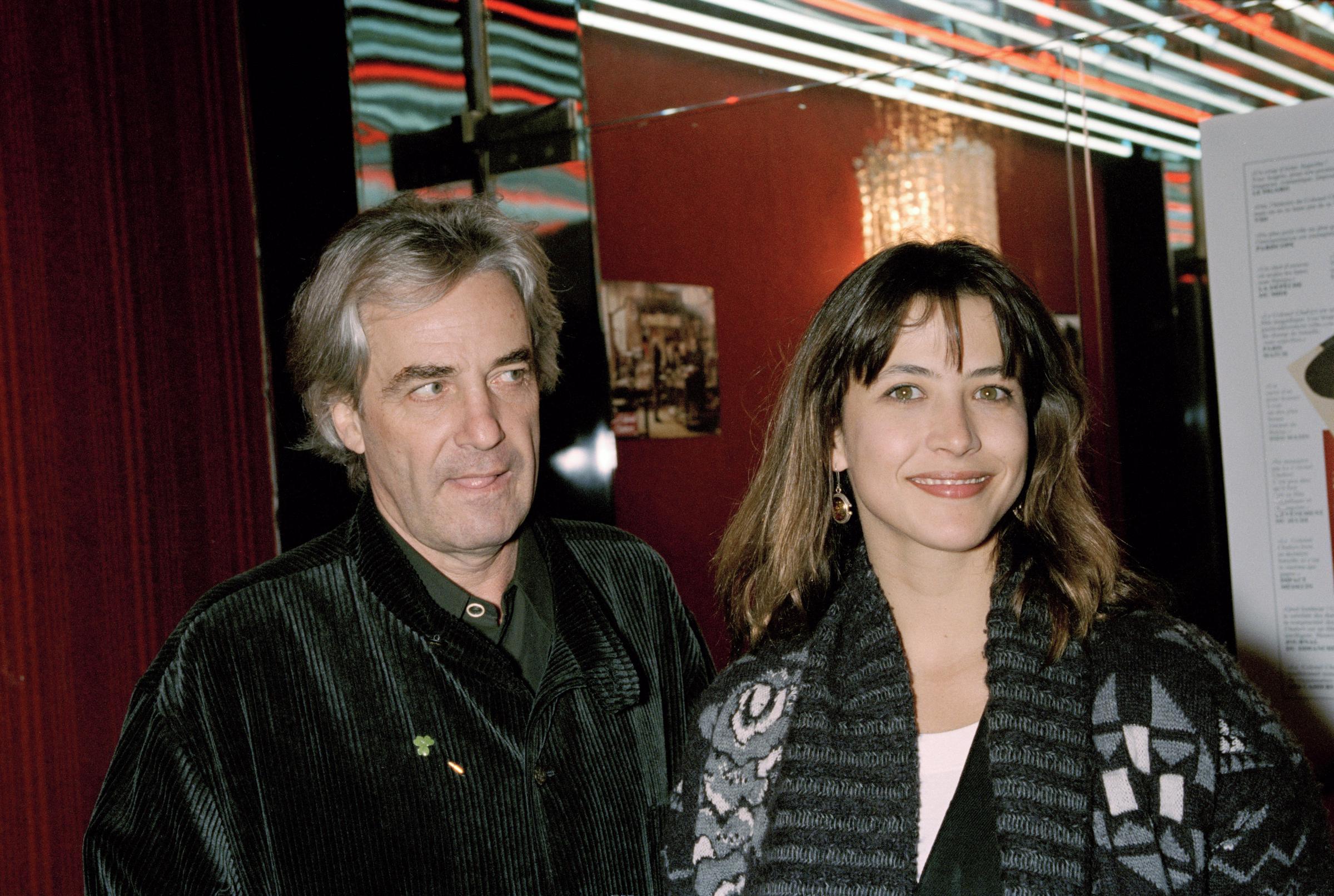 L’actrice française Sophie Marceau avec son compagnon, le réalisateur Andrzej Zulawski au Paradis Latin à Paris, le 18 octobre 1994 I Getty Images
