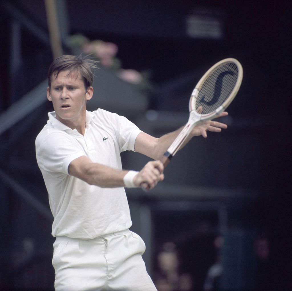 Dennis Ralston des États-Unis en action à Wimbledon, vers juillet 1969. Ralston, 15e tête de série, a perdu au 4e tour contre Tony Roche, d'Australie. | Photo : Getty Images