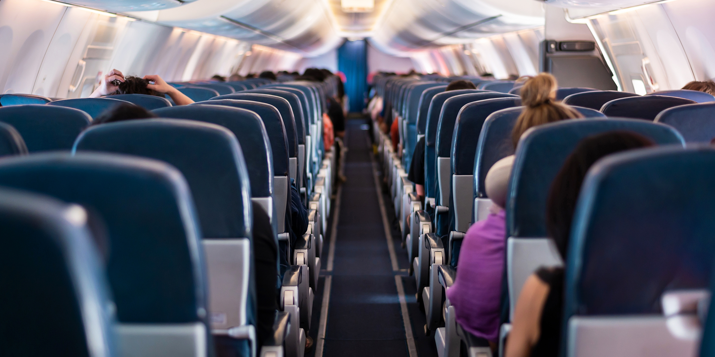 Passagers dans un avion | Source : Shutterstock