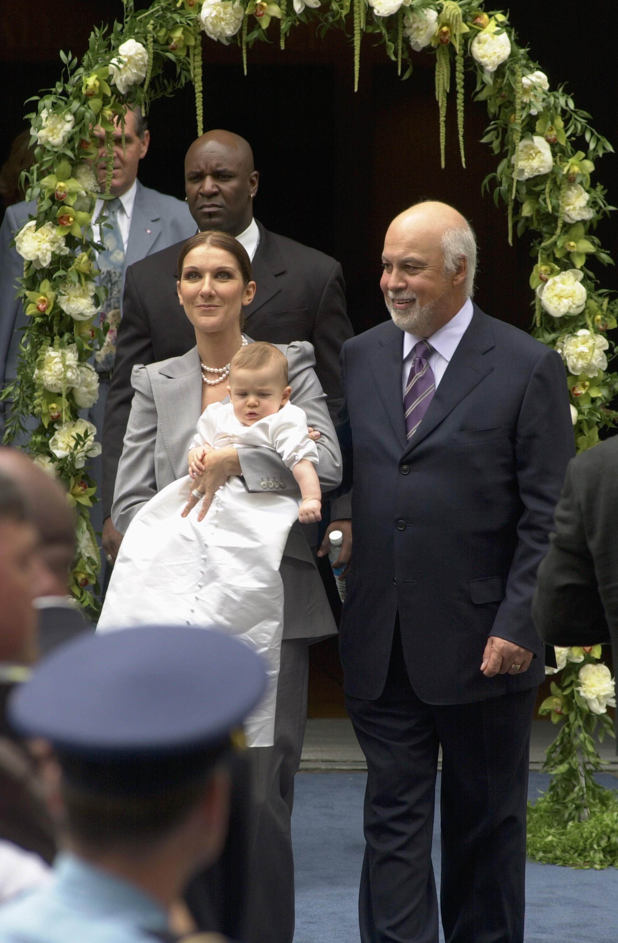 Céline Dion, Rene-Charles et Rene Angelil quittent la chapelle de la basilique Notre-Dame à Montréal, Canada, le 25 juillet 2001 | Source : Getty Images