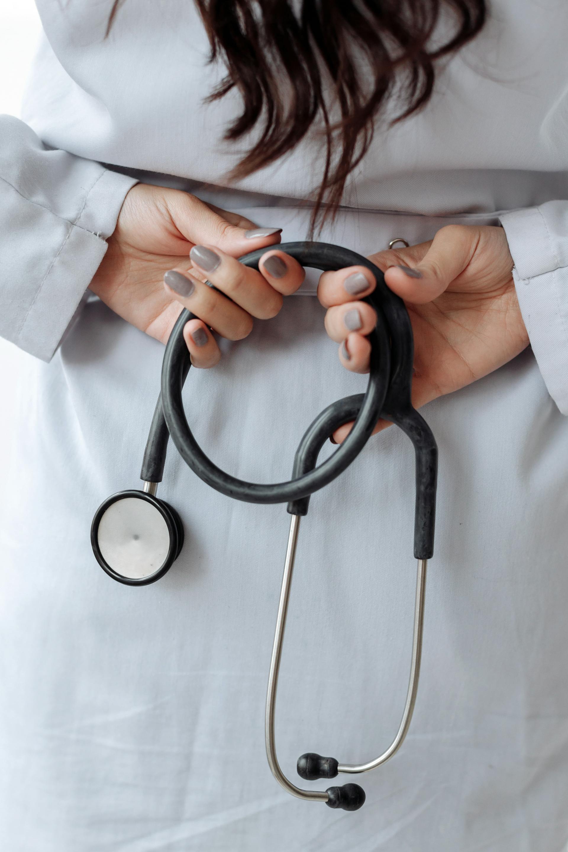 Gros plan sur une femme médecin tenant un stéthoscope | Source : Pexels