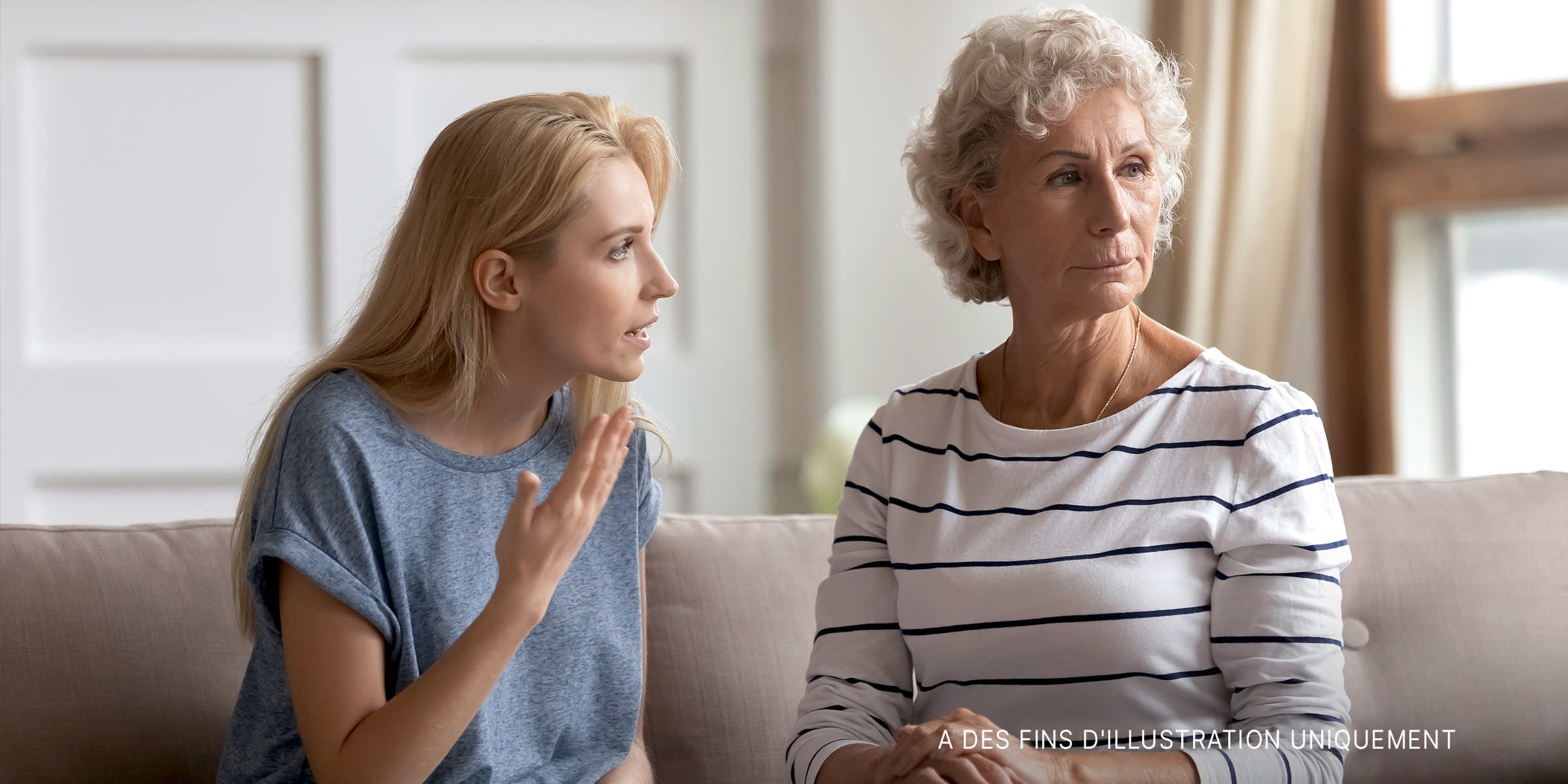 Une jeune femme parlant sévèrement à une femme plus âgée | Source : Shutterstock