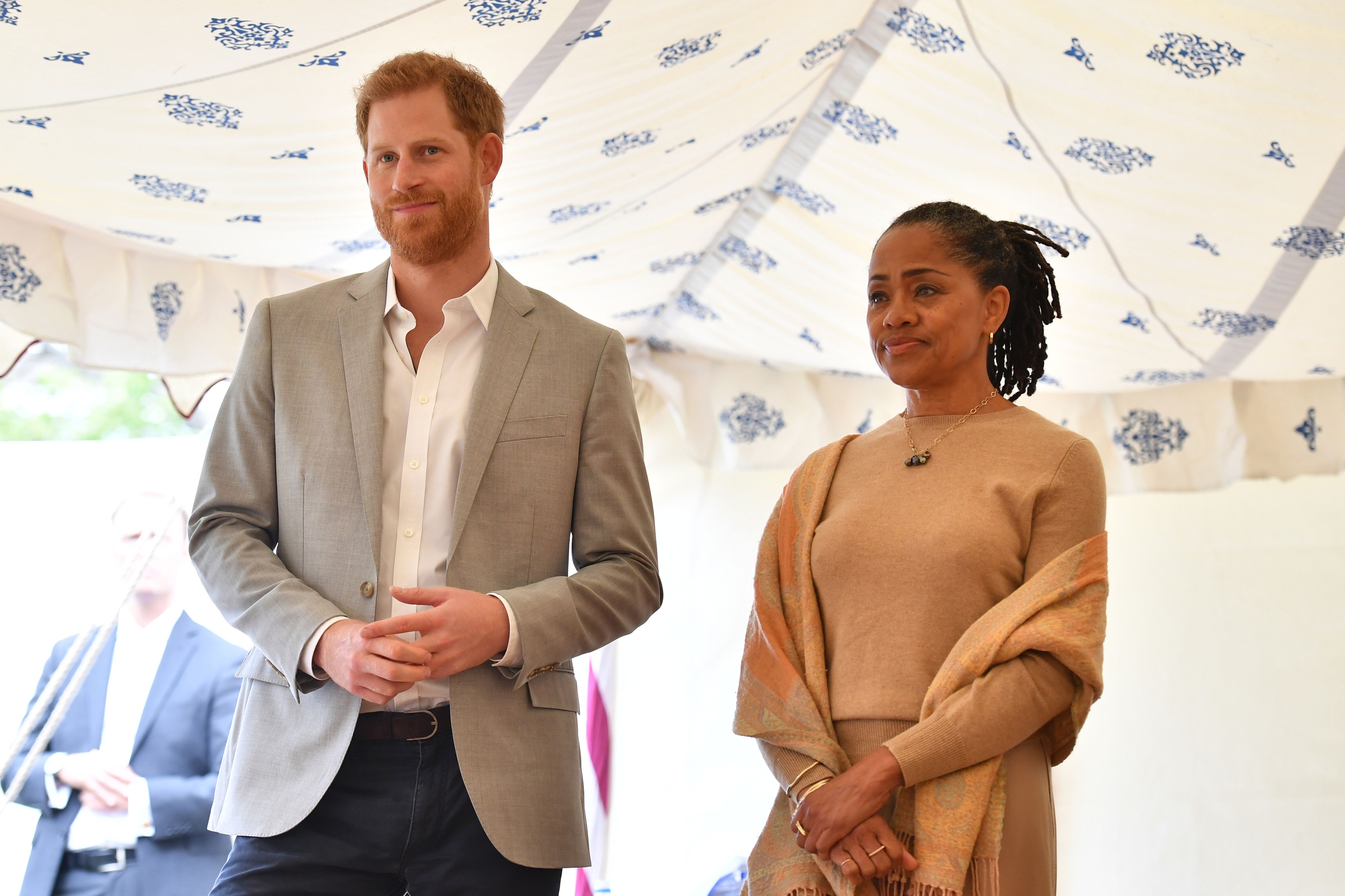 Le prince Harry, duc de Sussex et Doria Ragland écoutent Meghan, duchesse de Sussex s'exprimant lors d'un événement pour marquer le lancement d'un livre de recettes avec des recettes d'un groupe de femmes touchées par l'incendie de la tour Grenfell au palais de Kensington le 20 septembre 2018 à Londres , Angleterre |  Photo: Getty Images