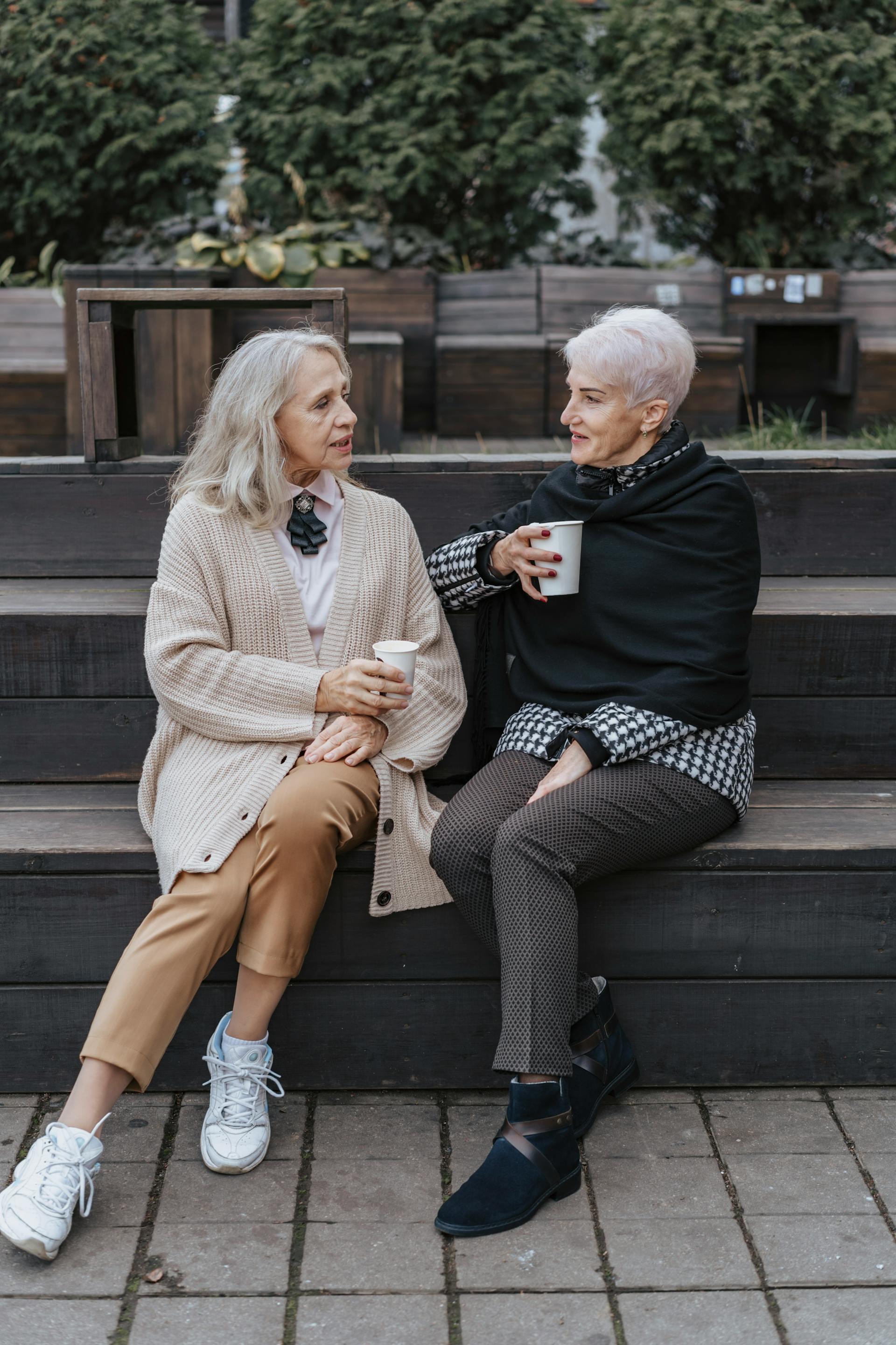 Deux femmes prenant un café ensemble | Source : Pexels