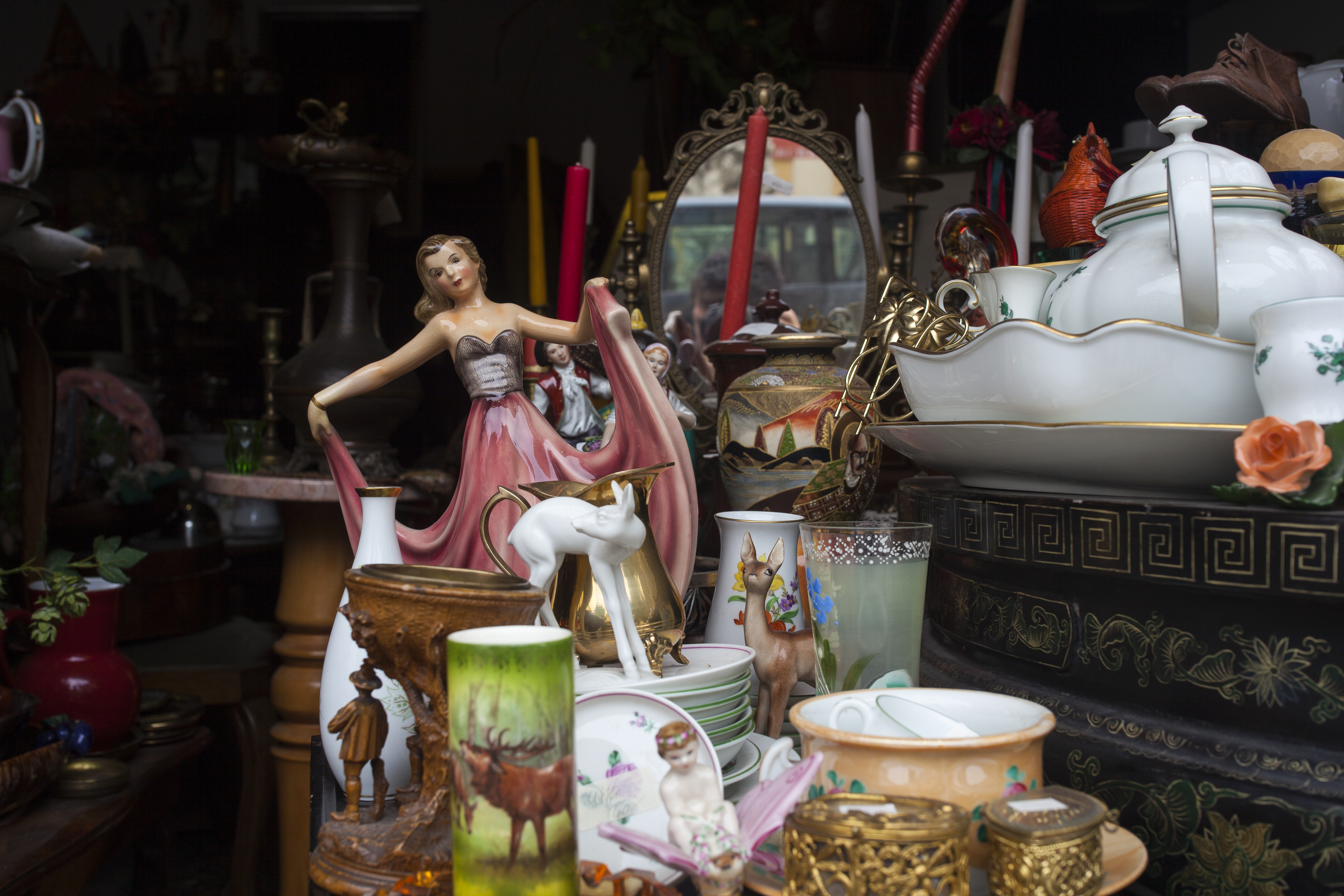 Objets vintage à vendre lors d'un vide-grenier | Source : Getty Images