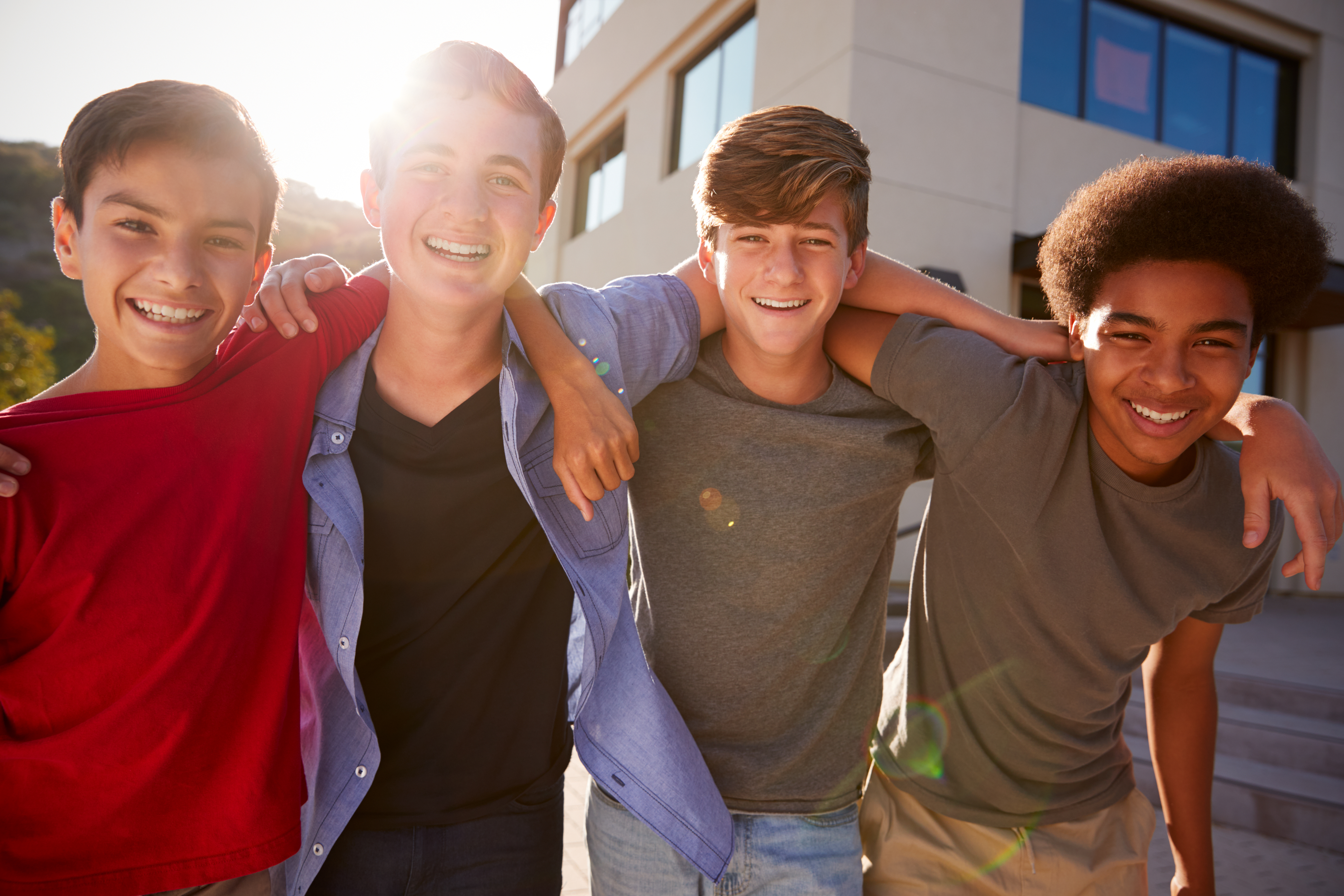 Un groupe de lycéens en train de rire | Source : Shutterstock