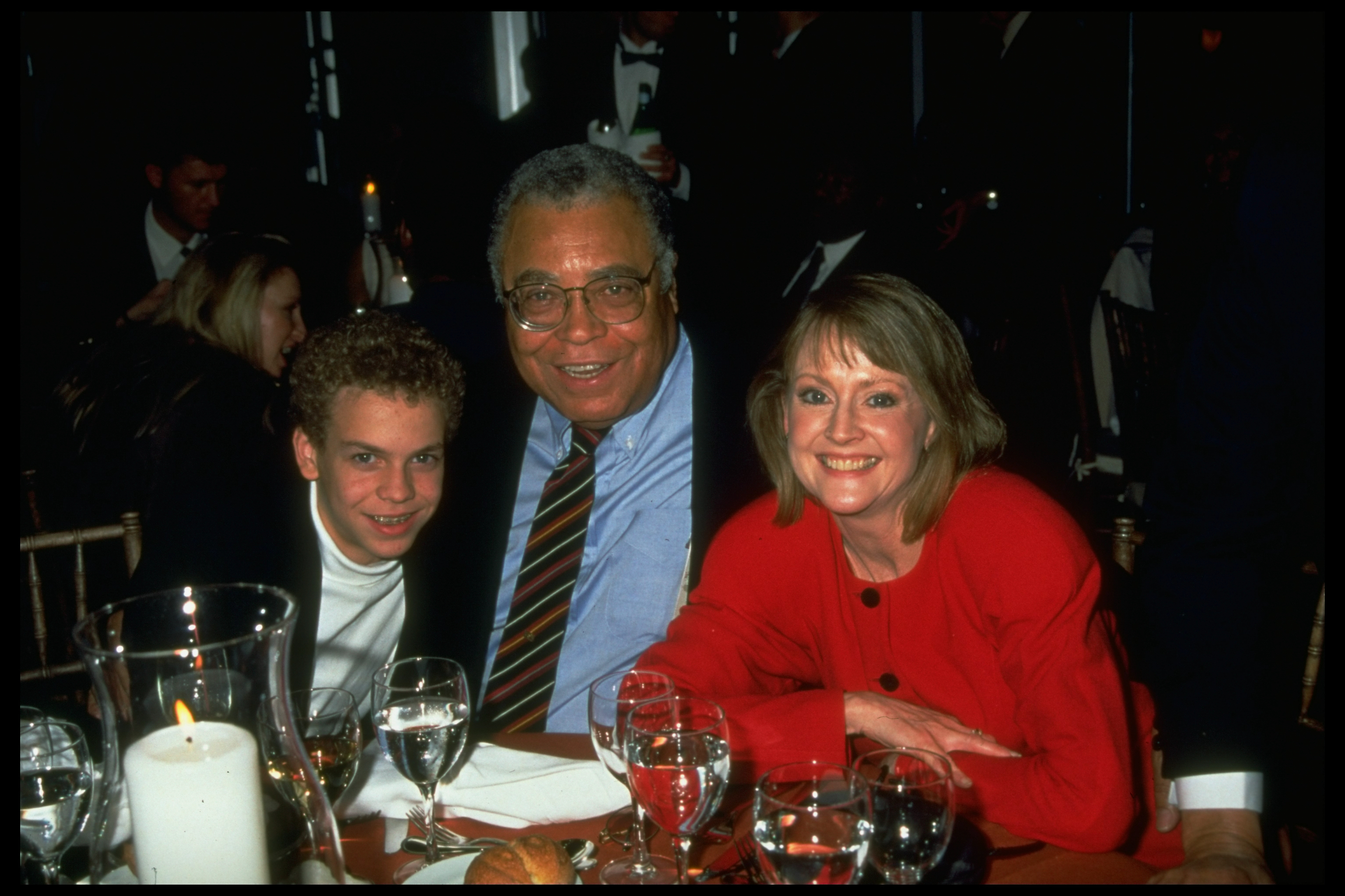 Flynn Earl Jones, James Earl Jones et Cecilia Hart lors de la soirée de bienfaisance organisée à New York pour les amis du Fonds pour les enfants de Nelson Mandela, le 24 octobre 1995. | Source : Getty Images