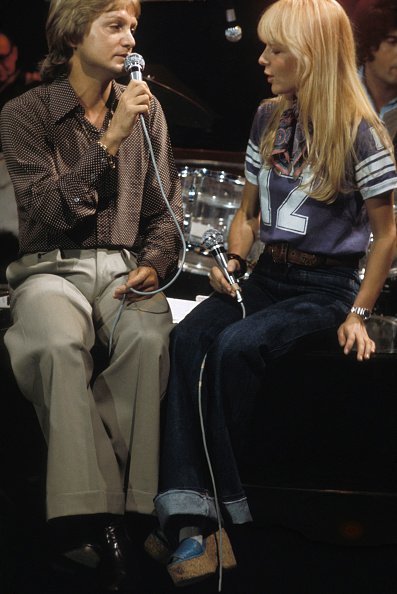 Claude François et France Gall à la télévision le 14 septembre 1974 à Paris, France. | Photo : Getty Images