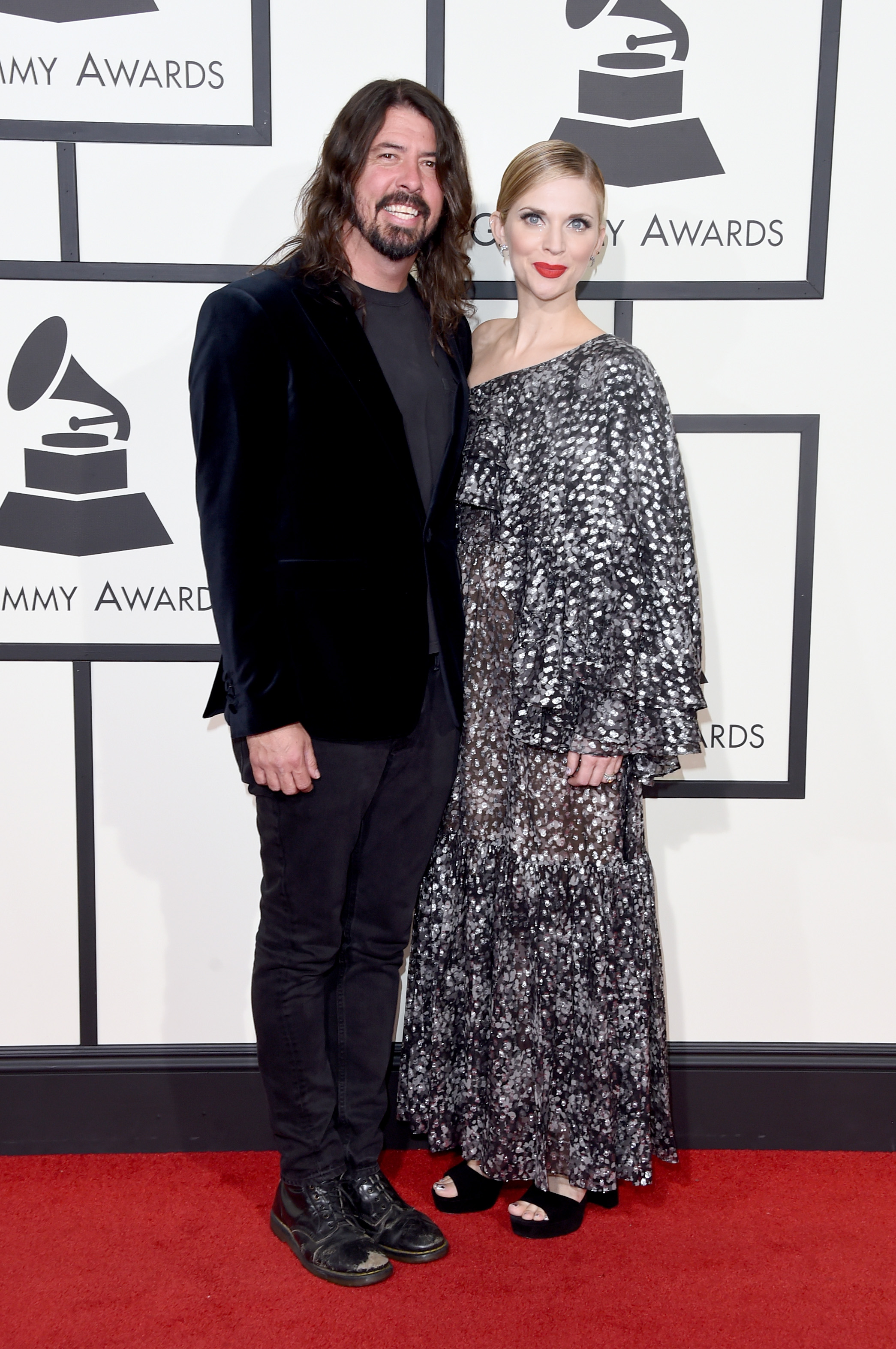 Dave Grohl et Jordyn Blum assistent à la 58e édition des GRAMMY Awards au Staples Center, le 15 février 2016, à Los Angeles, en Californie. | Source : Getty Images