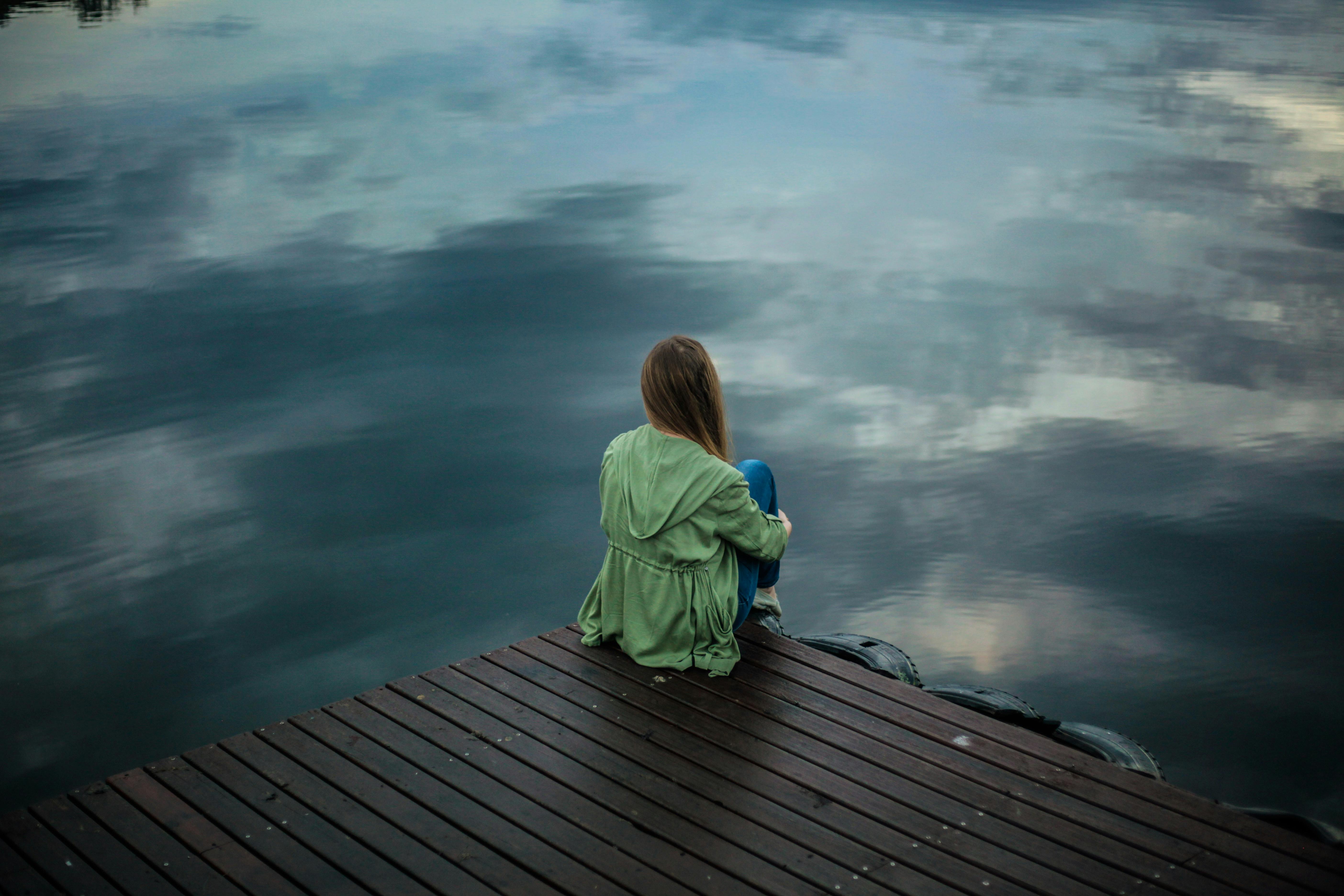 Une femme assise seule sur une terrasse | Source : Pexels