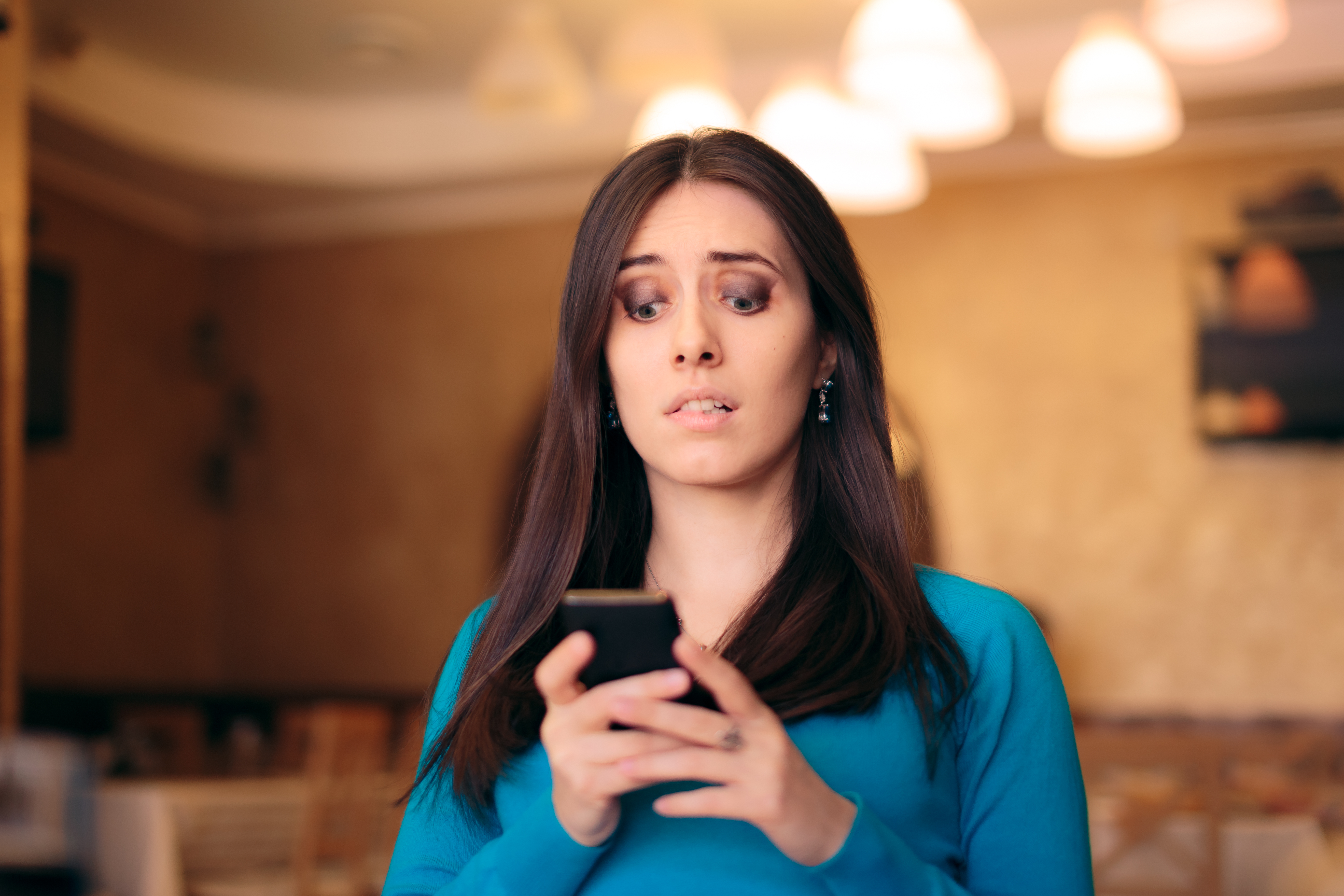 Une femme choquée par son téléphone | Source : Shutterstock