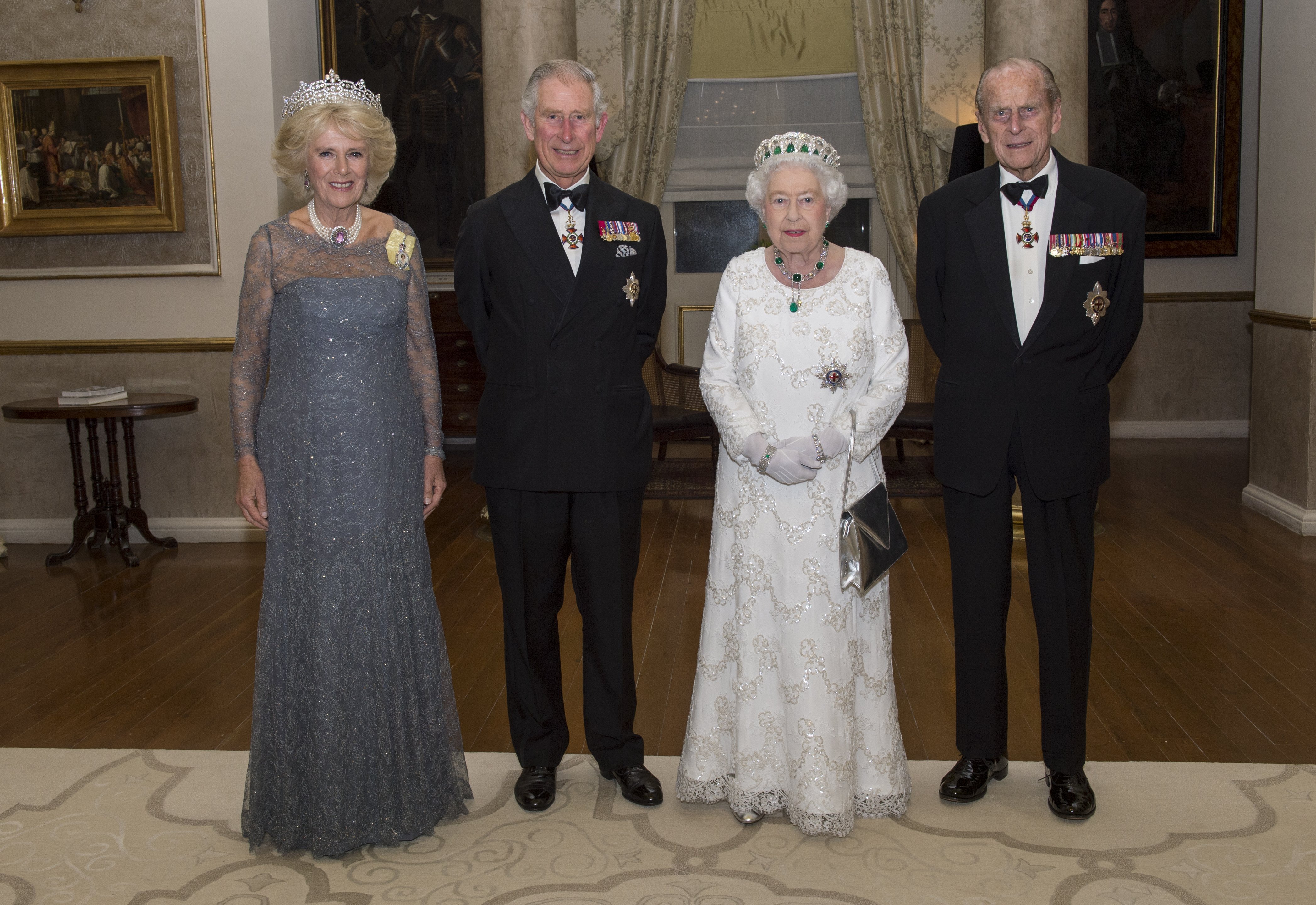 Camilla, le prince Charles, la reine Élisabeth II et le prince Philip posent alors qu'ils assistent à un dîner au Corinthia Palace Hotel à Attard pendant la réunion des chefs de gouvernement du Commonwealth (CHOGM), le 27 novembre 2015 près de La Valette, à Malte | Source : Getty Images   