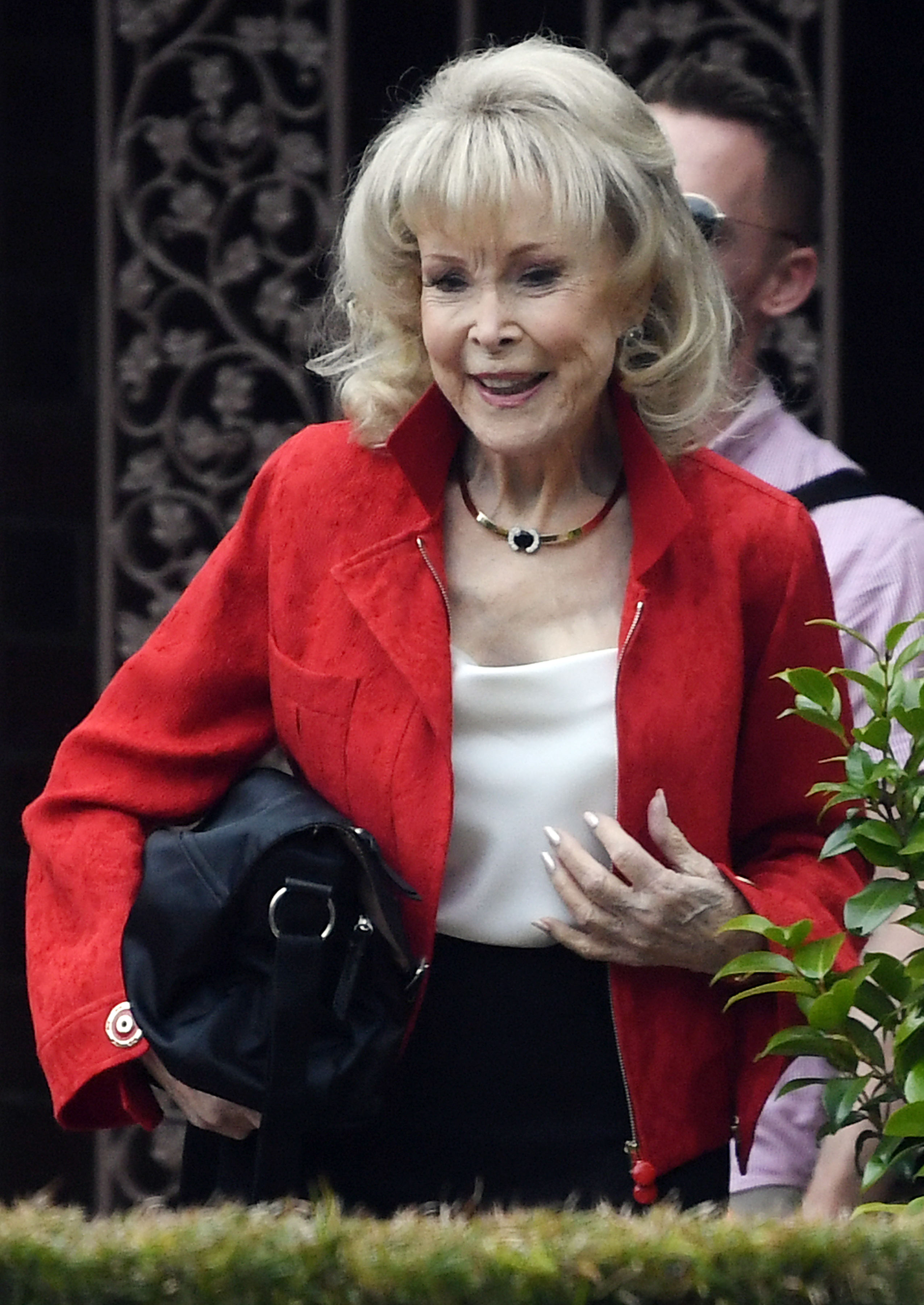 Barbara Eden quitte un restaurant le 23 mai 2024, à Los Angeles, en Californie. | Source : Getty Images