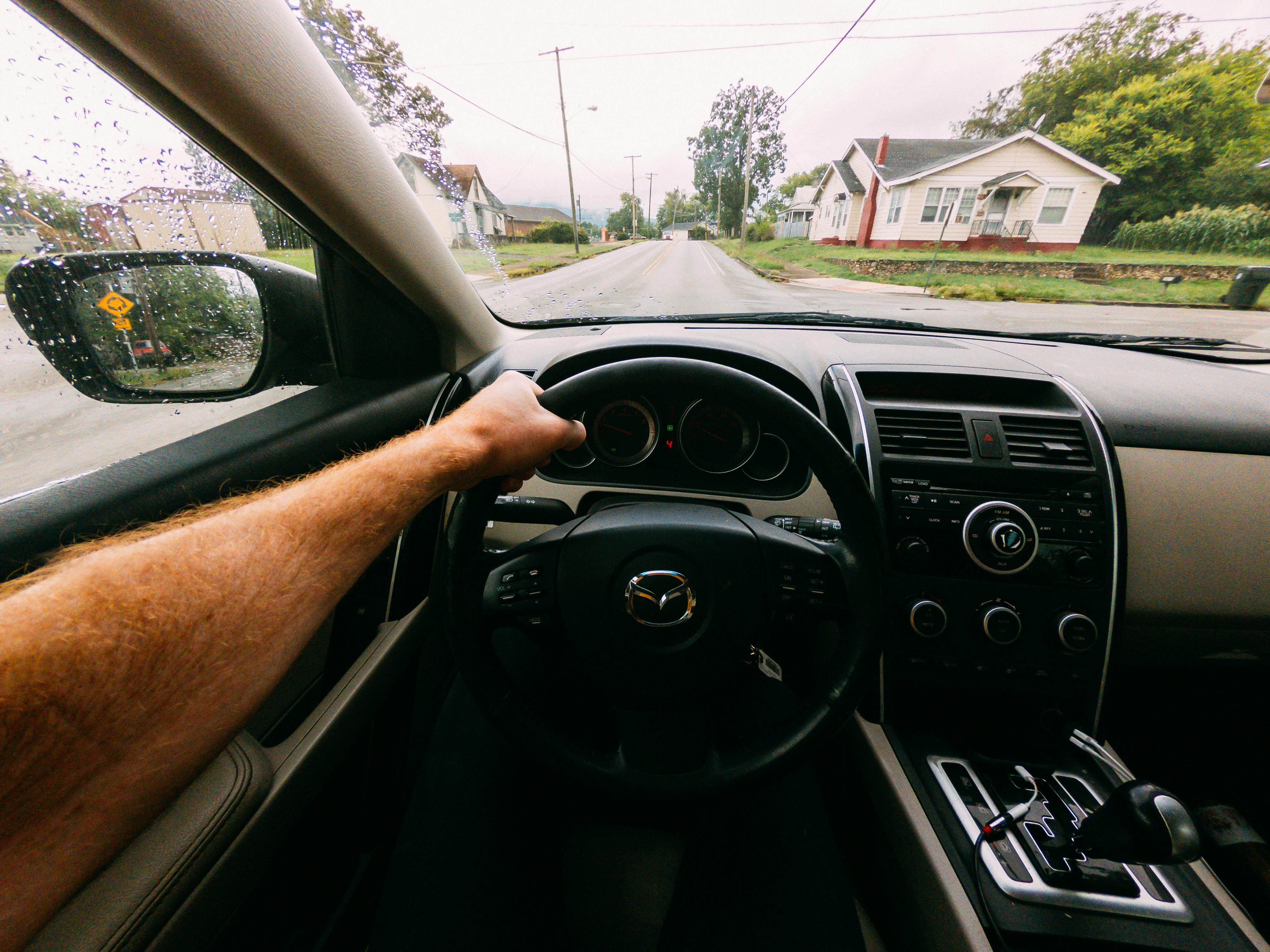 Un homme conduit une voiture | Source : Pexels