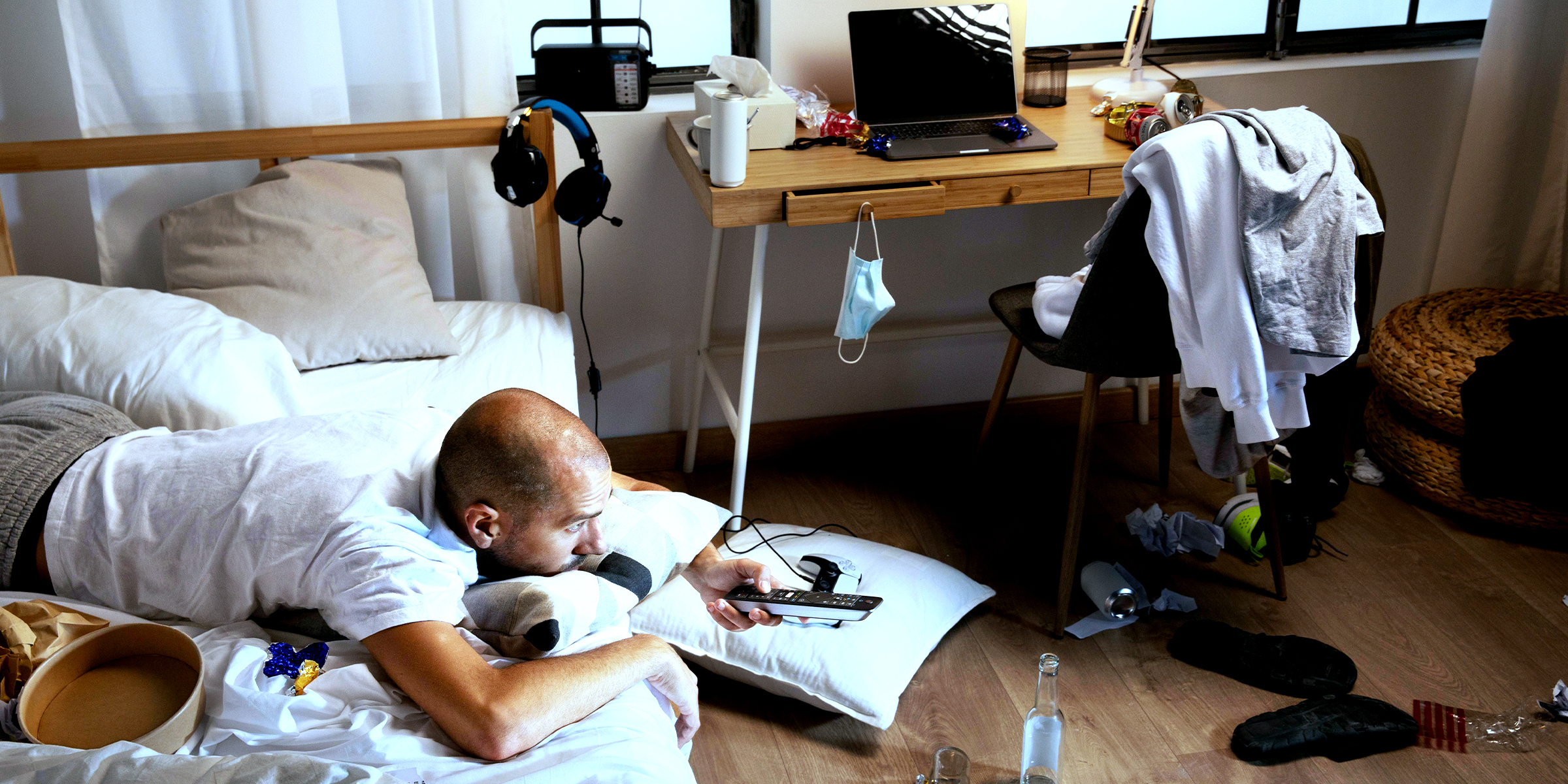 Un homme allongé sur un lit dans une pièce sale | Source : Freepik.com