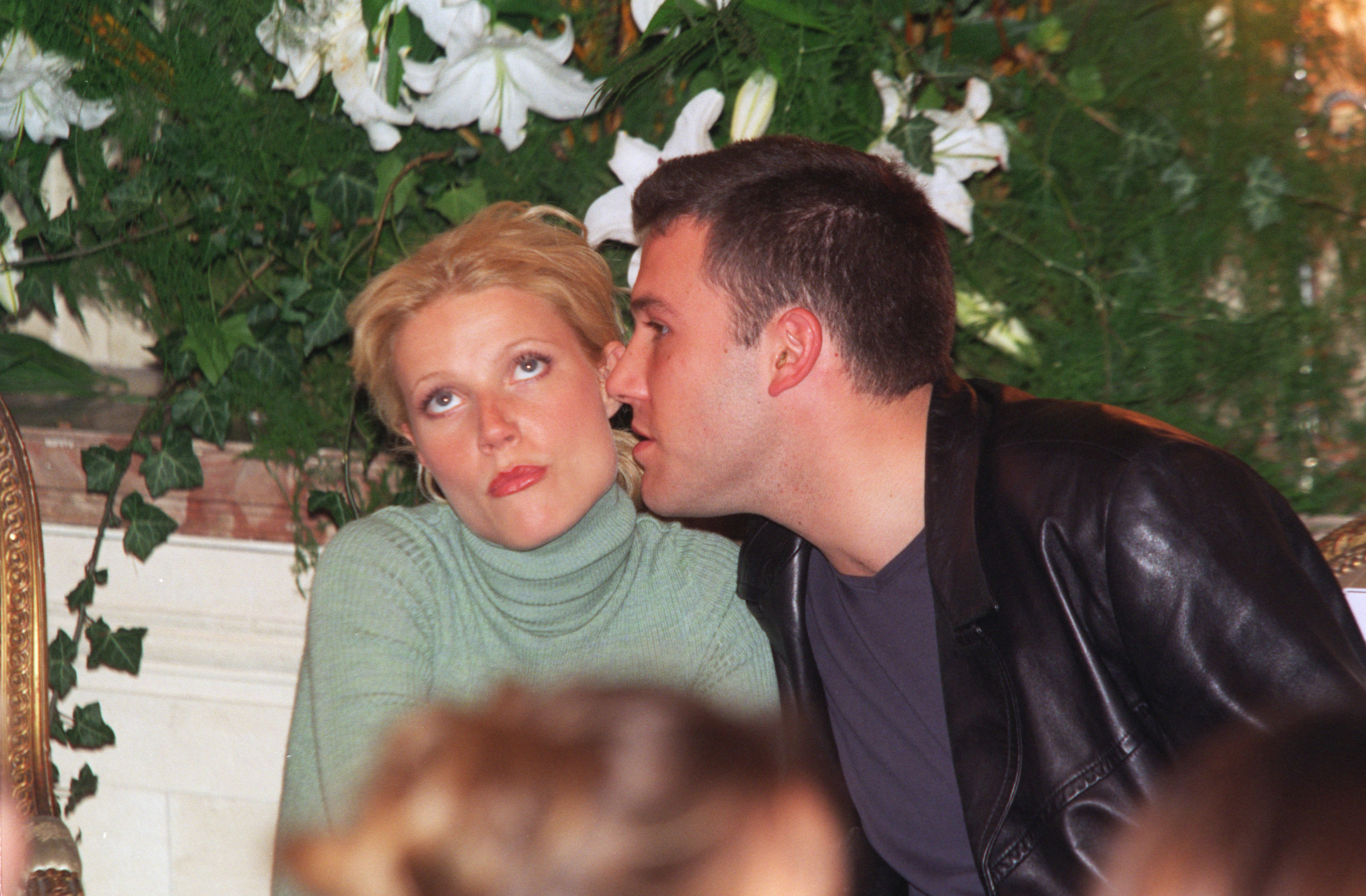 Gwyneth Paltrow et Ben Affleck au défilé Dior : Spring/Summer at 99 Preta-A-Porter Collection fashion show on October 13, 1998 | Source : Getty Images