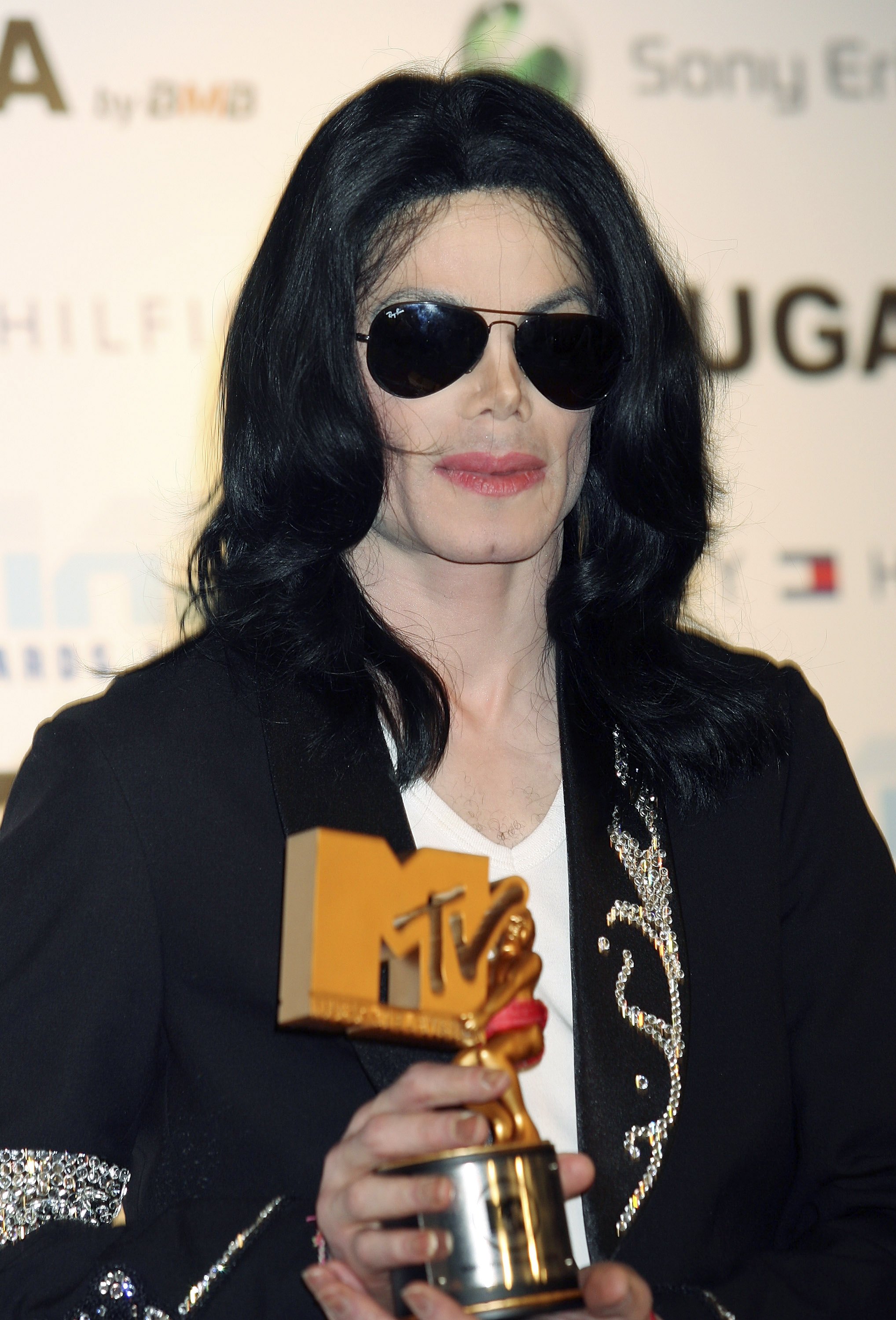 Michael Jackson photographié avec son prix aux MTV Video Music Awards en 2006 | Source : Getty Images
