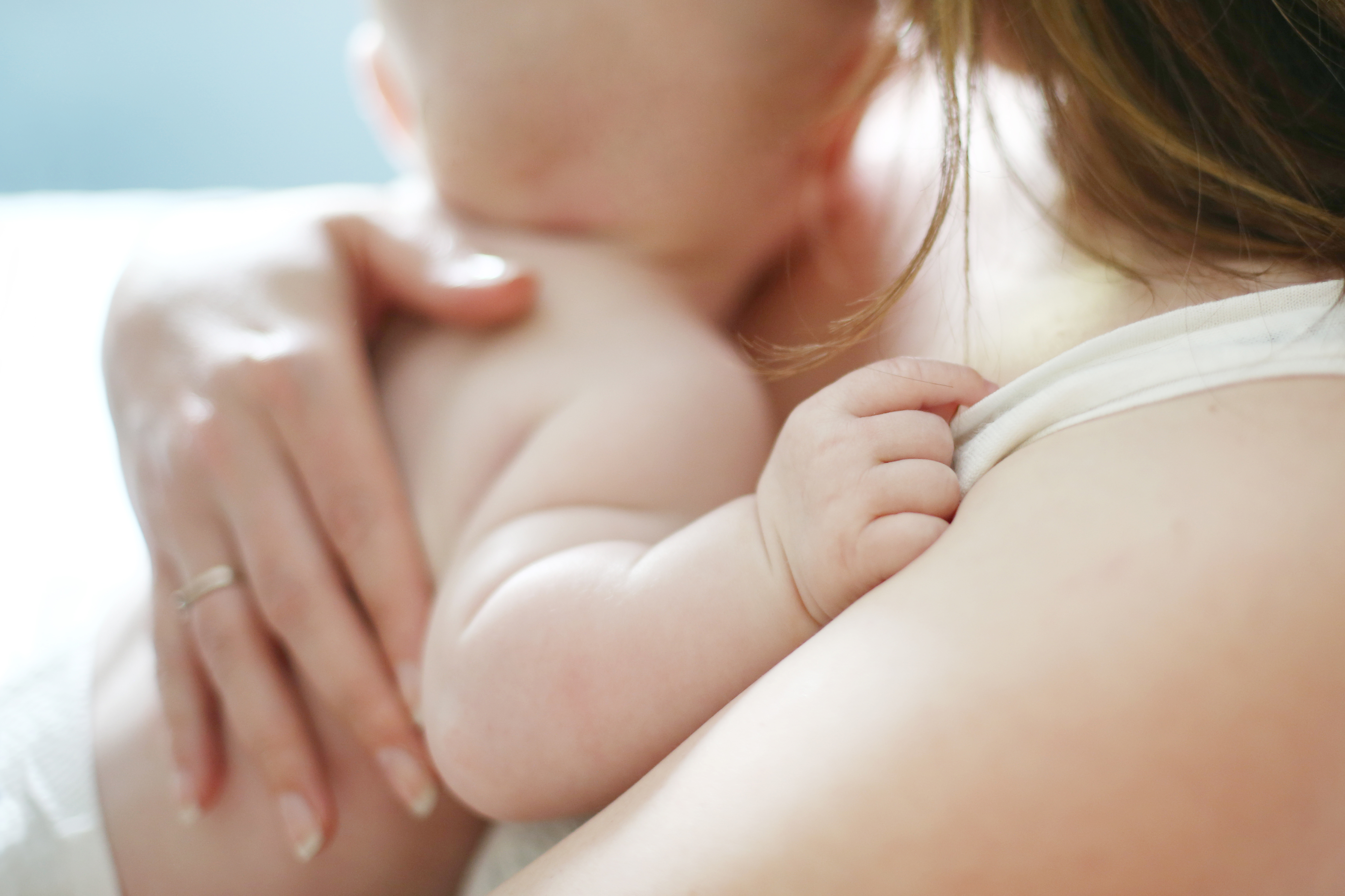 Une femme tenant son bébé | Source : Getty Images