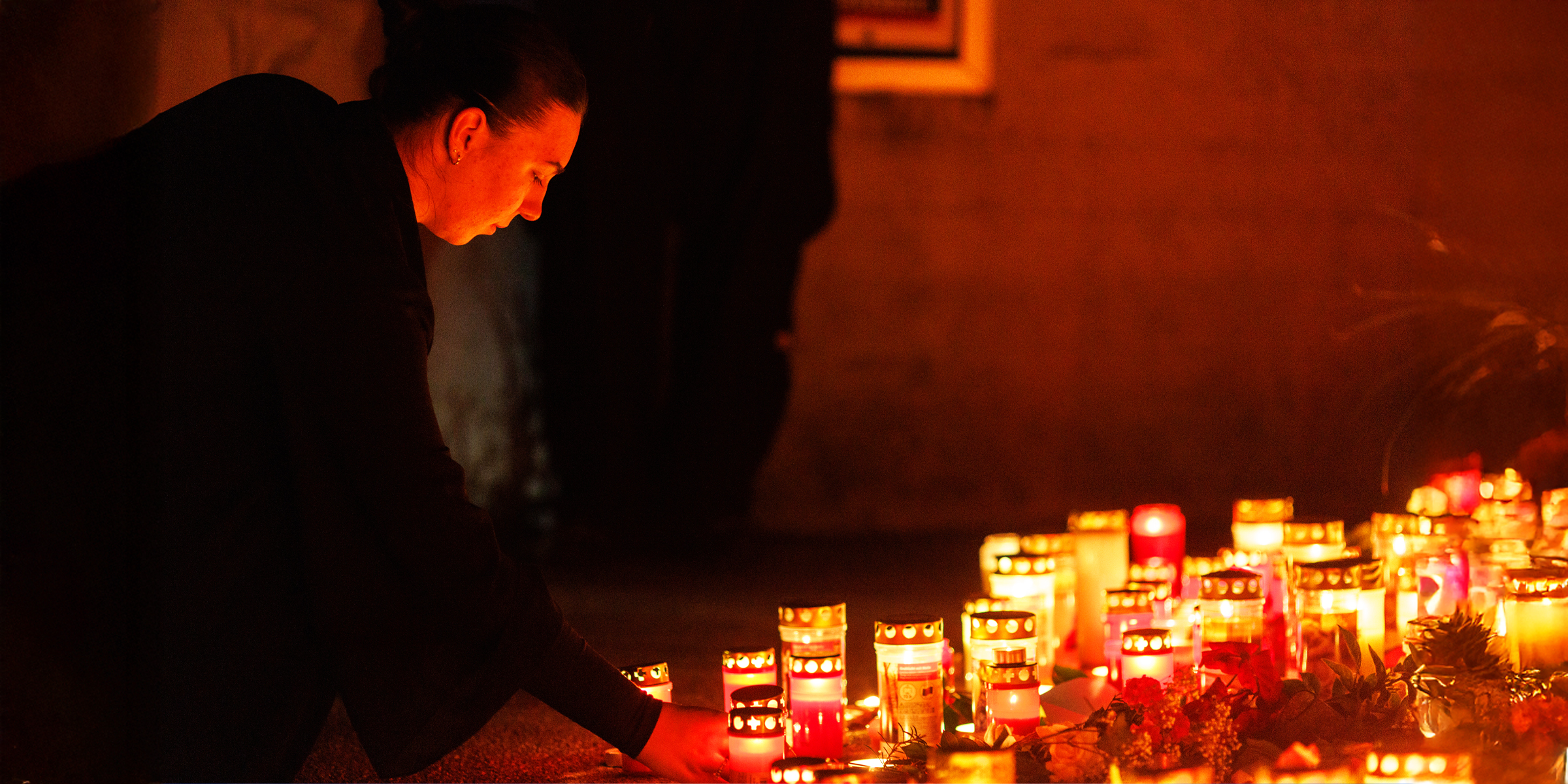 Des personnes allument des bougies à l'école le 10 juin 2025 à Graz, en Autriche. Onze personnes sont mortes et onze autres sont soignées pour des blessures, à la suite d'une fusillade à l'école secondaire BORG Dreierschutzengasse I Source : Getty Images