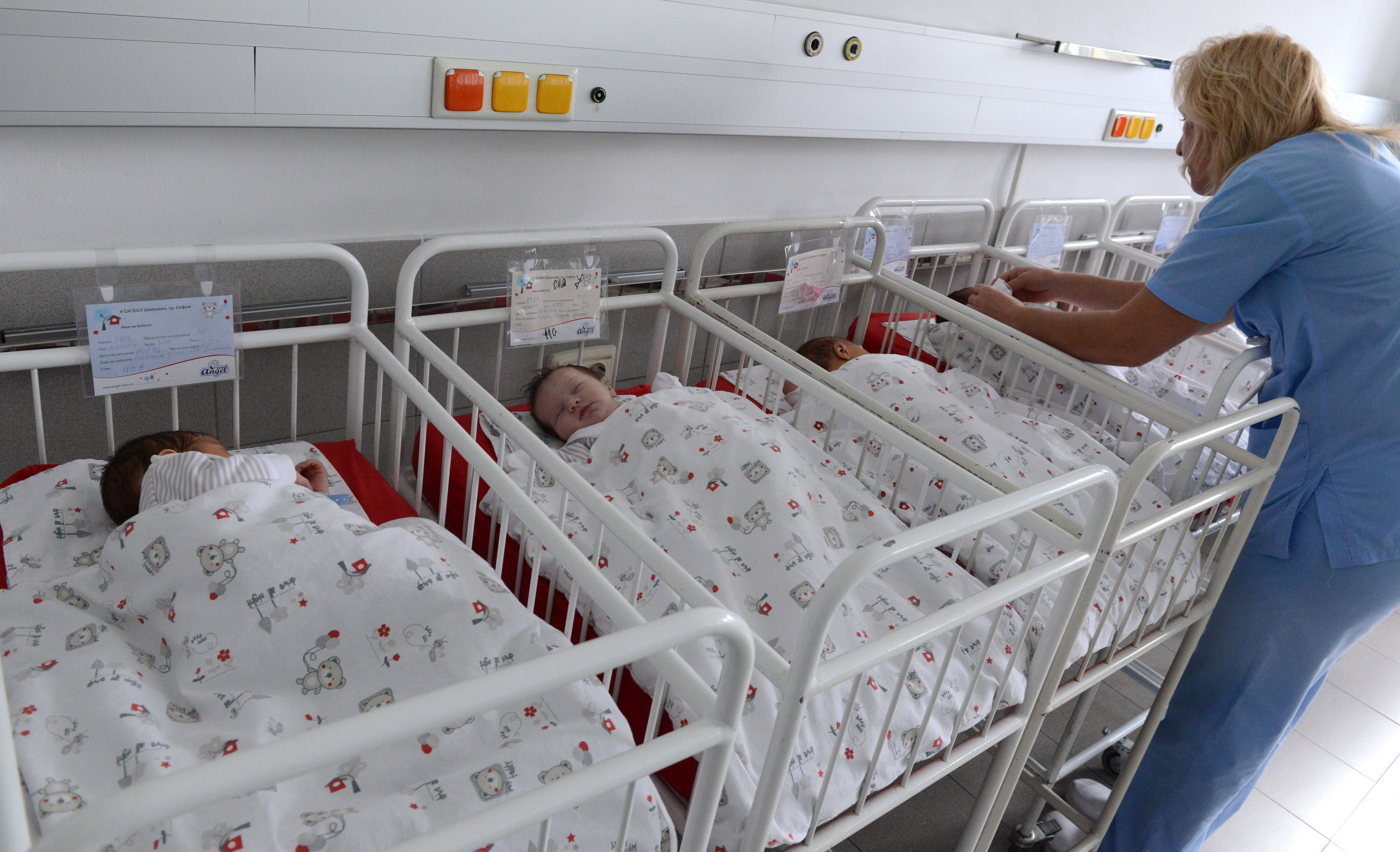Une infirmière s'occupant de nouveau-nés à l'hôpital | Source : Shutterstock