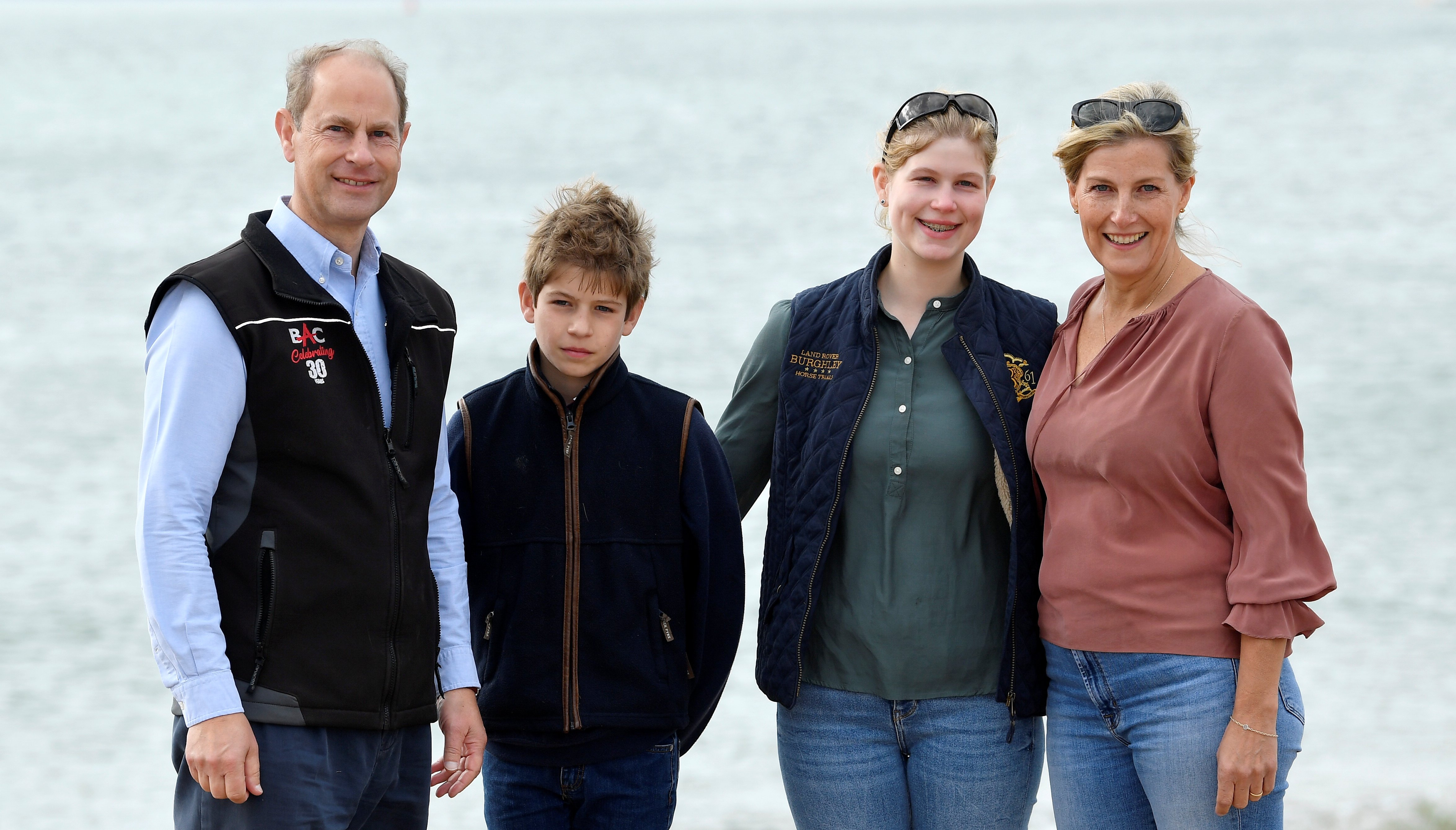 Le prince Edward et Sophie, comtesse de Wessex, posent avec leurs enfants Lady Louise et James, vicomte Severn, alors qu'ils participent au Great British Beach Clean, le 20 septembre 2020, à Southsea, au Royaume-Uni | Source : Getty Images