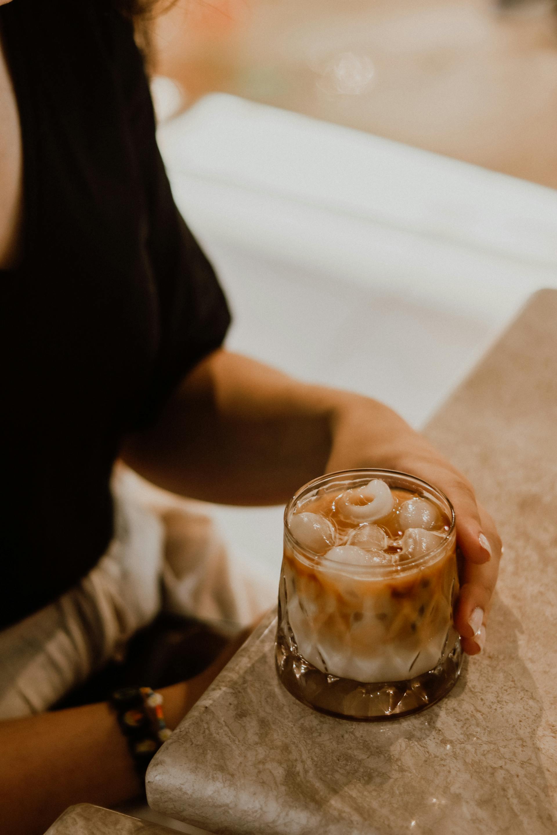 Personne prenant une boisson glacée dans un restaurant | Source : Pexels