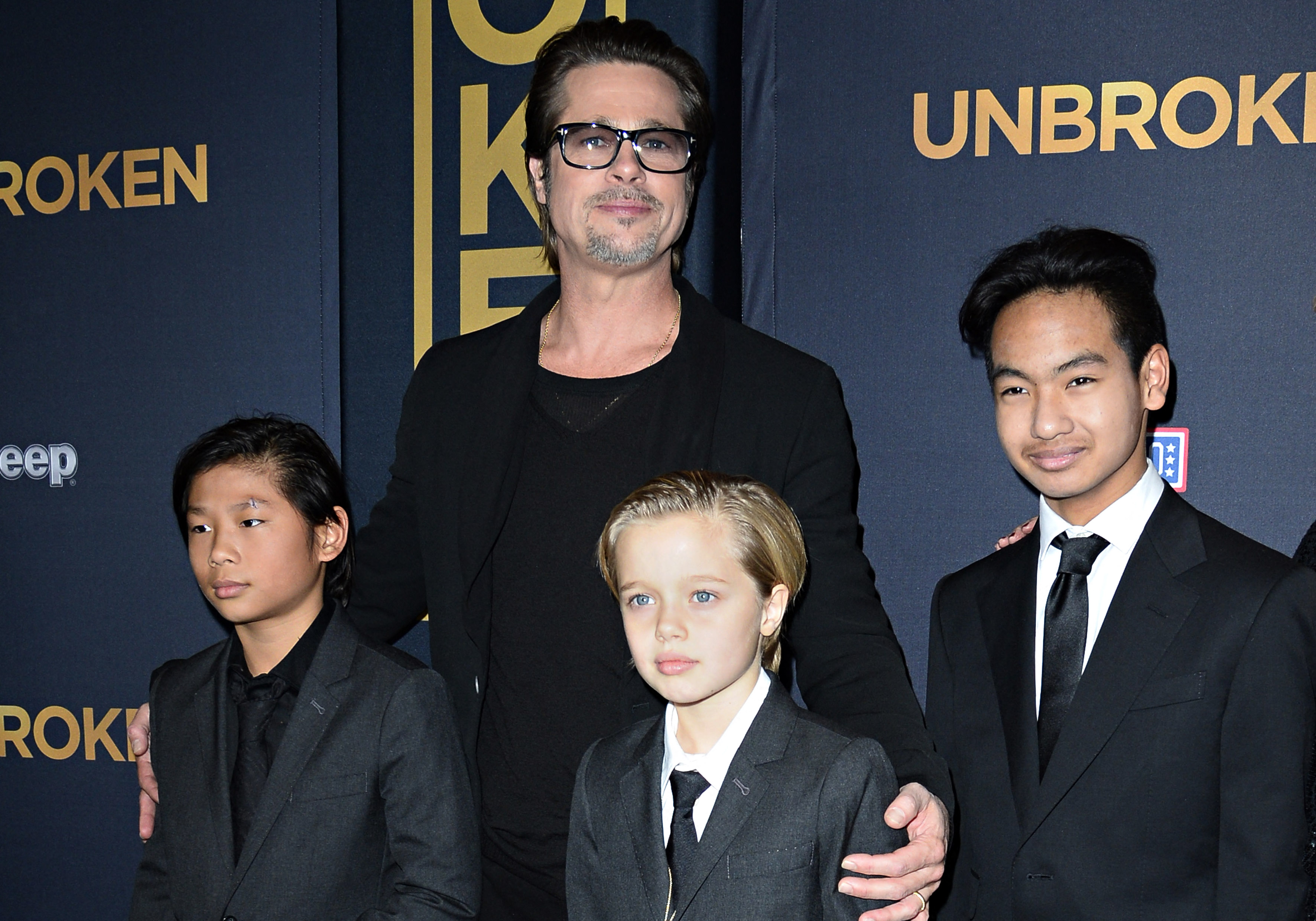Brad Pitt avec ses enfants Pax Shiloh et Maddox lors de la première de "Invicible", à Los Angeles en 2014 | Source : Getty Images