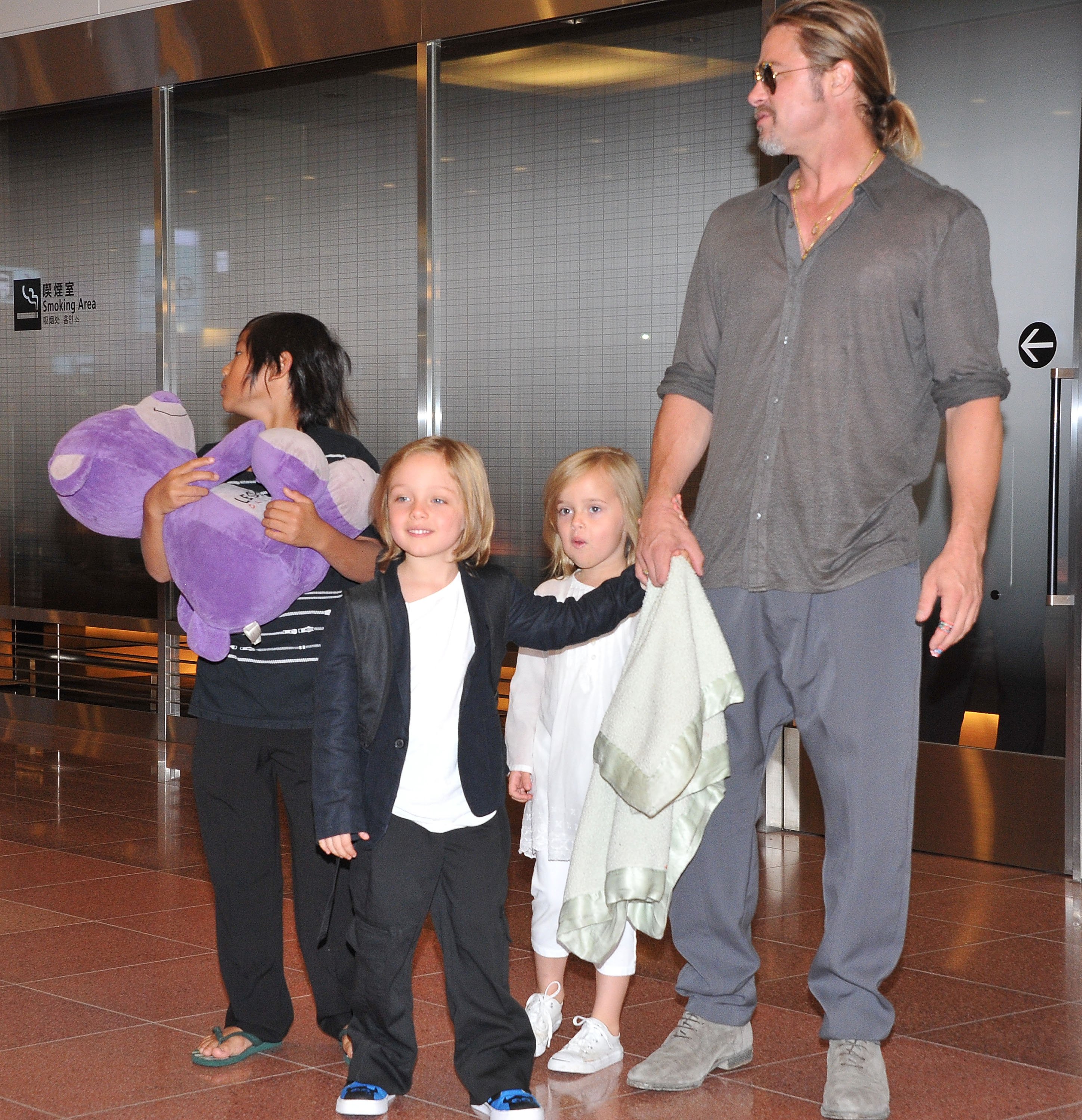 Brad Pitt, Pax, Knox et Vivienne à l'aéroport international de Tokyo le 28 juillet 2013 au Japon. | Source : Getty Images