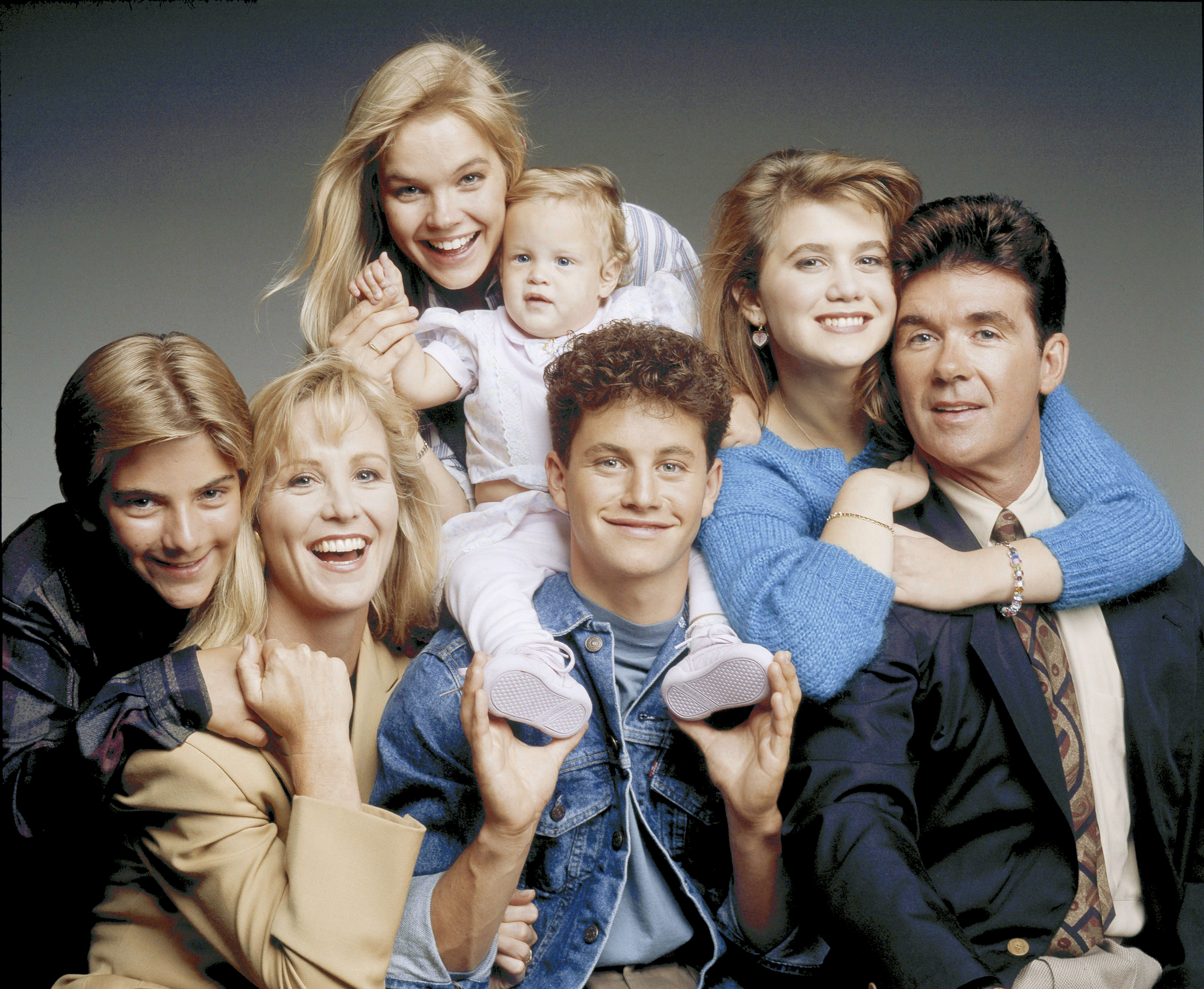 Jeremy Miller (Ben), Joanna Kerns (Maggie), Julie McCullough (Julie), Kristen/Kelsey Dohring (Chrissy), Kirk Cameron (Mike), Tracey Gold (Carol), Alan Thicke (Jason) pour la saison 5 de "Quoi de neuf docteur ?" en 1989 | Source : Getty Images