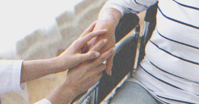 Deux personnes qui se tiennent la main. | Photo : Shutterstock