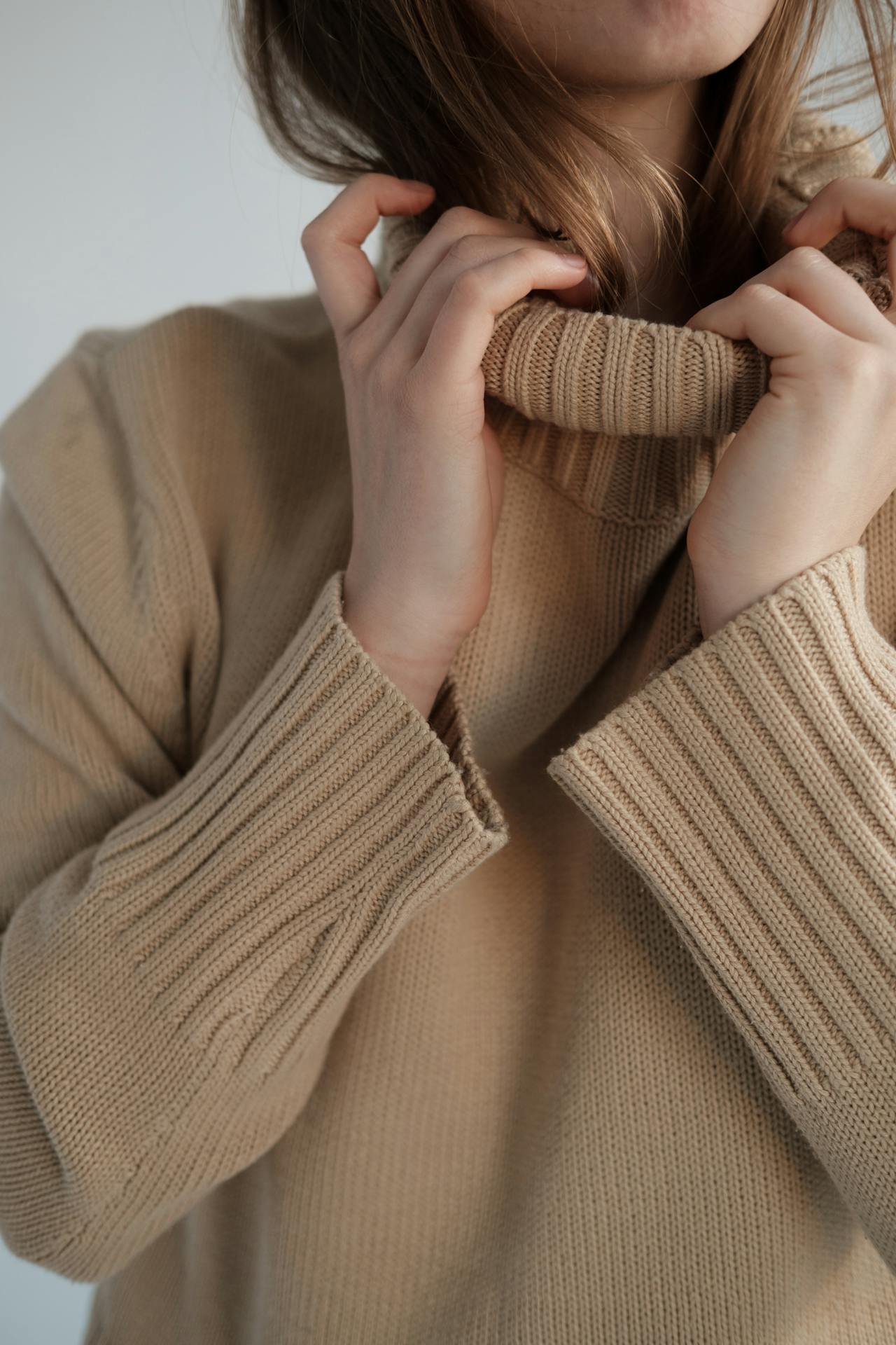 Une femme portant un pull beige | Source : Pexels