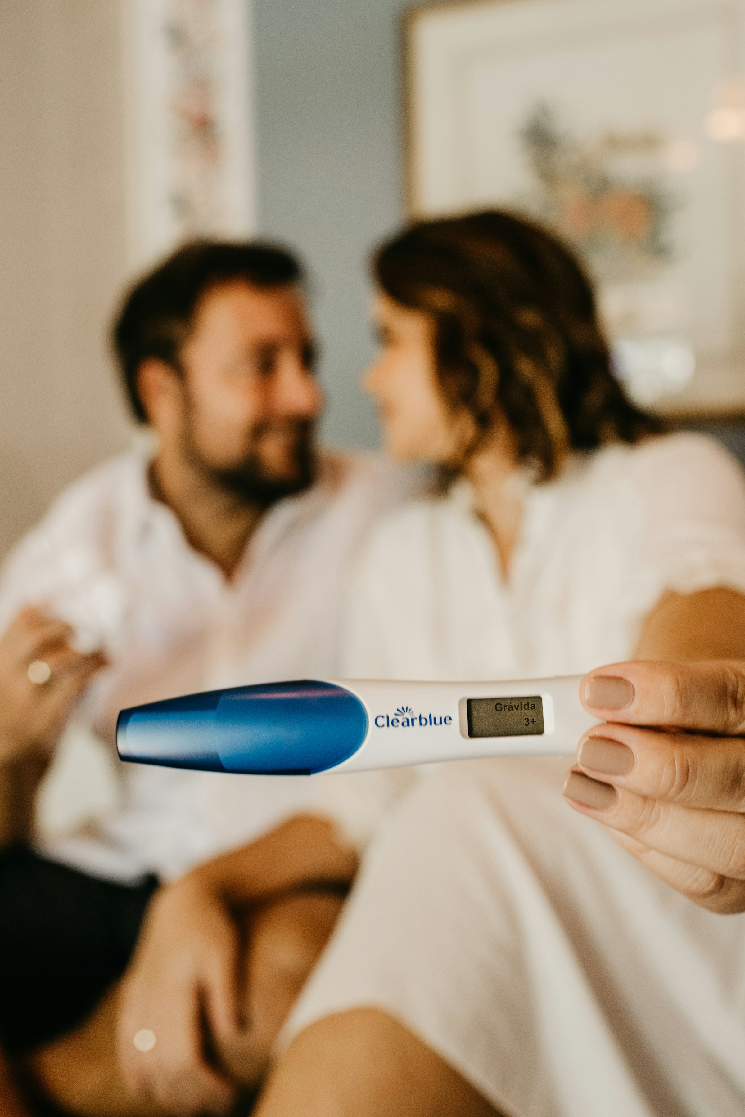 Un couple tenant un test de grossesse | Source : Unsplash