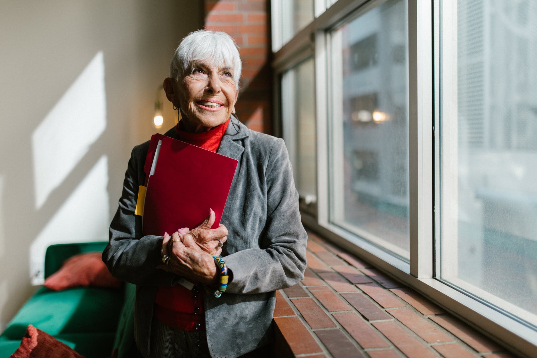 Il a invité Mme Newman dans la maison de ses parents pour Noël. | Source : Pexels