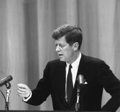 Le président américain John F Kennedy (1917 - 1963) tient une conférence de presse peu après la réussite du vol spatial habité. | Source : Getty Images