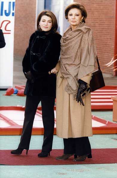 L'ex-impératrice d'Iran Farah Diba et sa fille la princesse Leila Pahlavi le 31 janvier 1998 à Amsterdam, Pays-Bas. | Photo : Getty Images