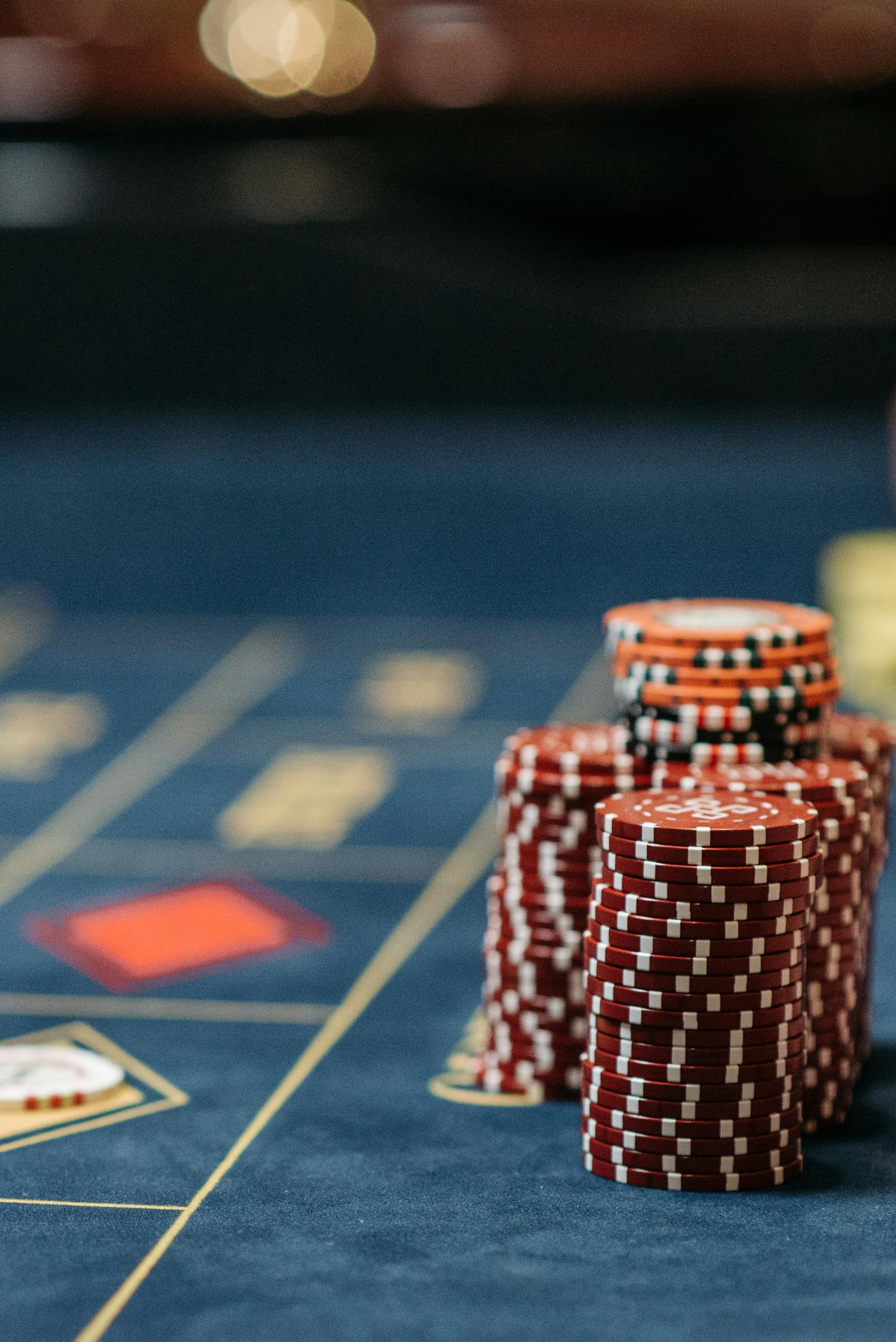 Des piles de jetons de poker sur une table | Source : Pexels