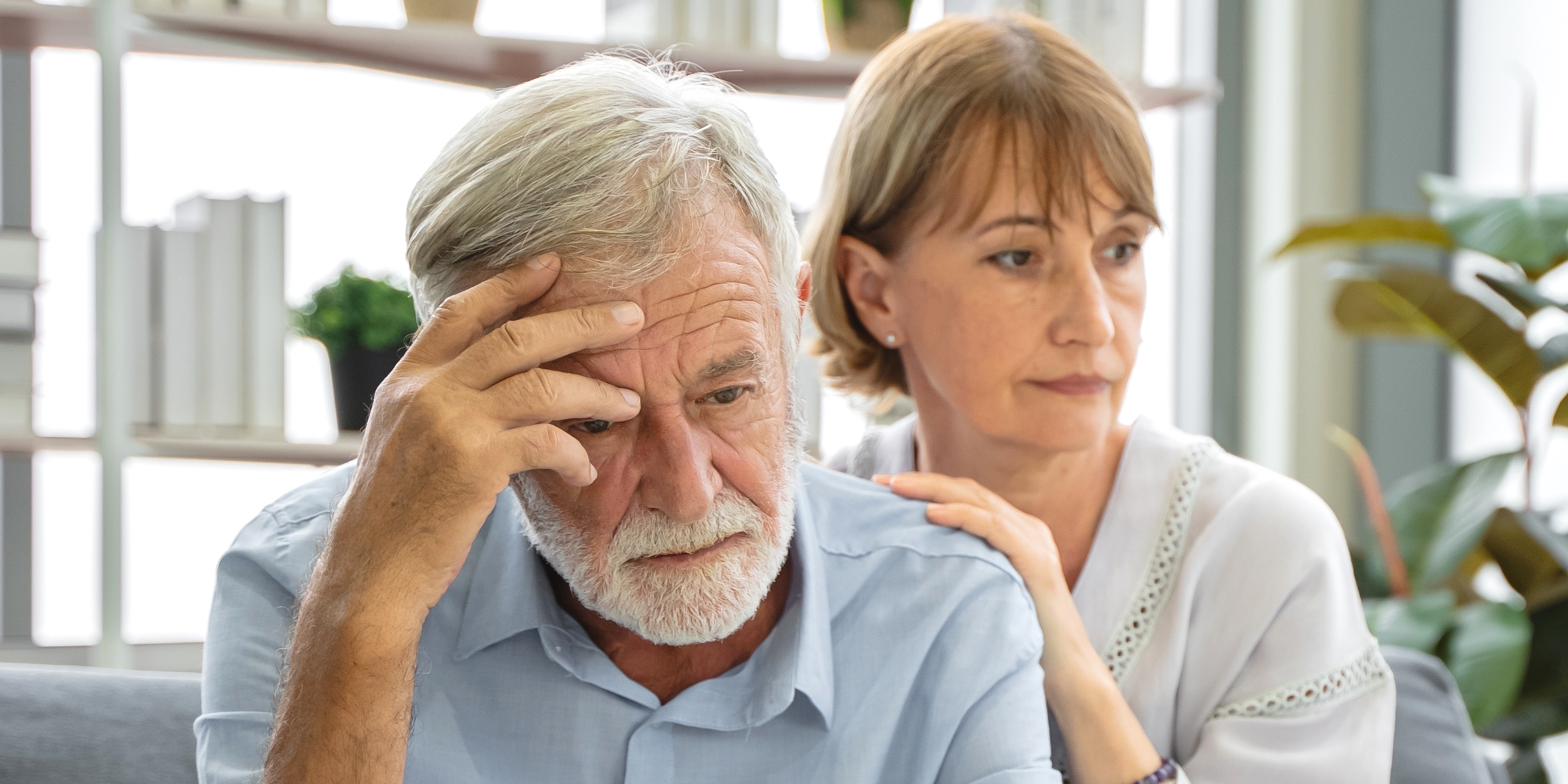 Un couple de personnes âgées en détresse | Source : Shutterstock