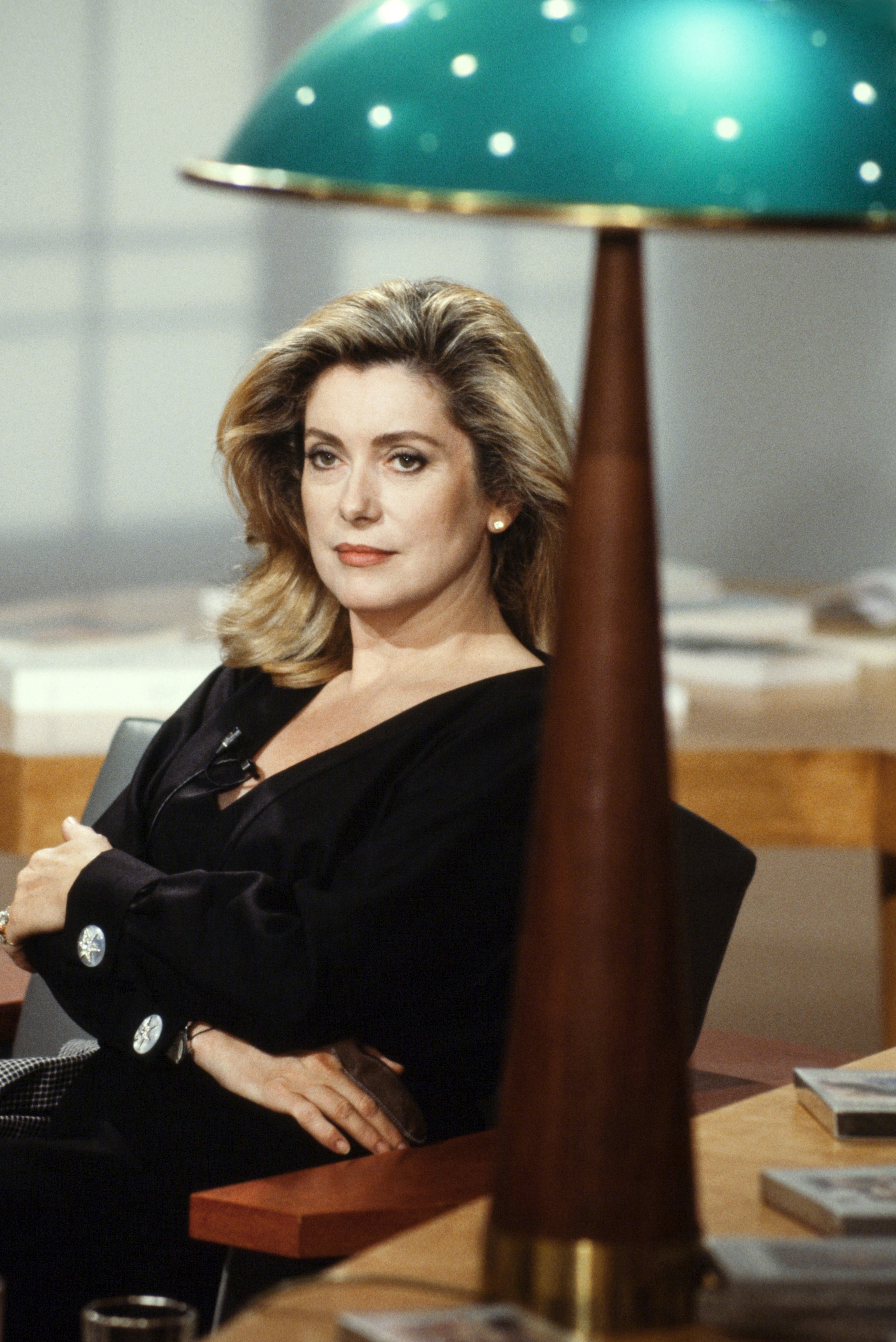 Catherine Deneuve en train de tourner "Ex-Libris" en 1989 à Paris, France. | Source : Getty Images