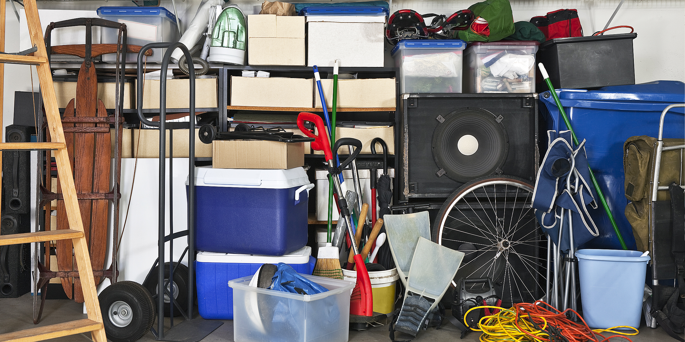 Garage rempli de cartons | Source : Shutterstock